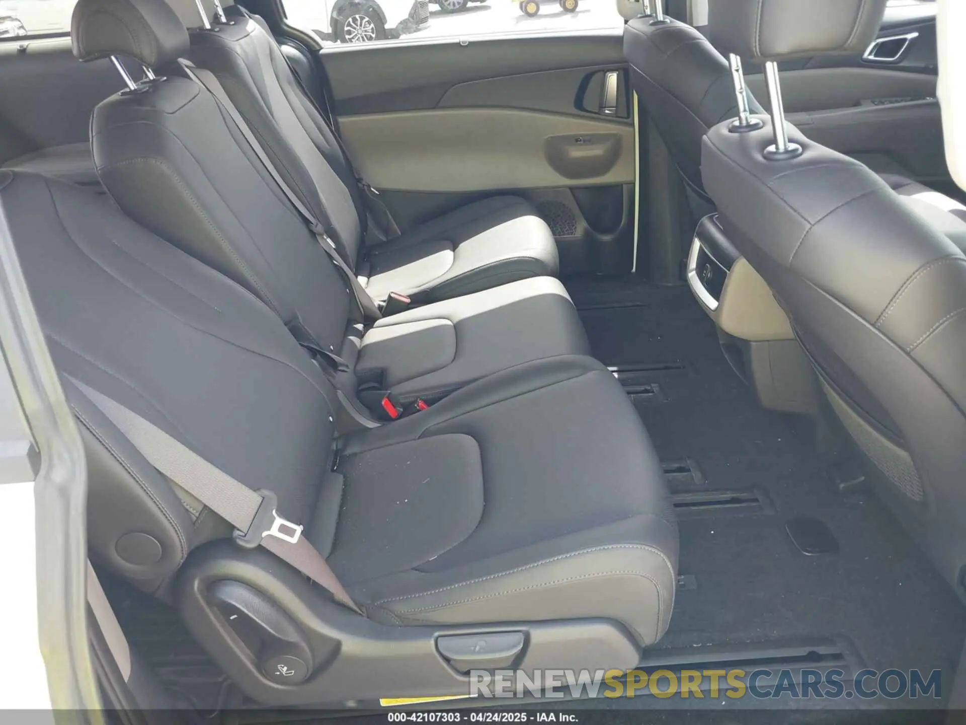 8 Photograph of a damaged car KNDNC5KA7S6051947 KIA CARNIVAL MPV HYBRID 2025