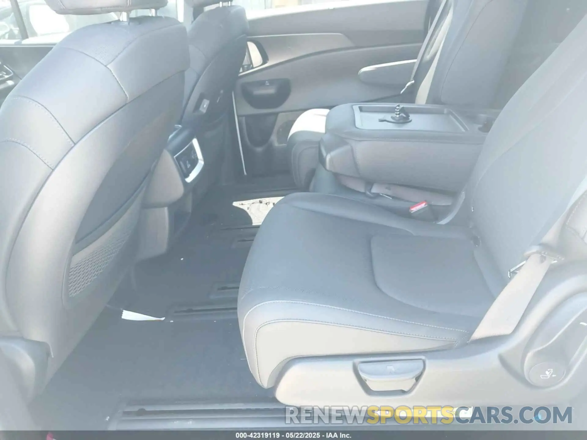8 Photograph of a damaged car KNDNE5KA2S6066592 KIA CARNIVAL MPV HYBRID 2025