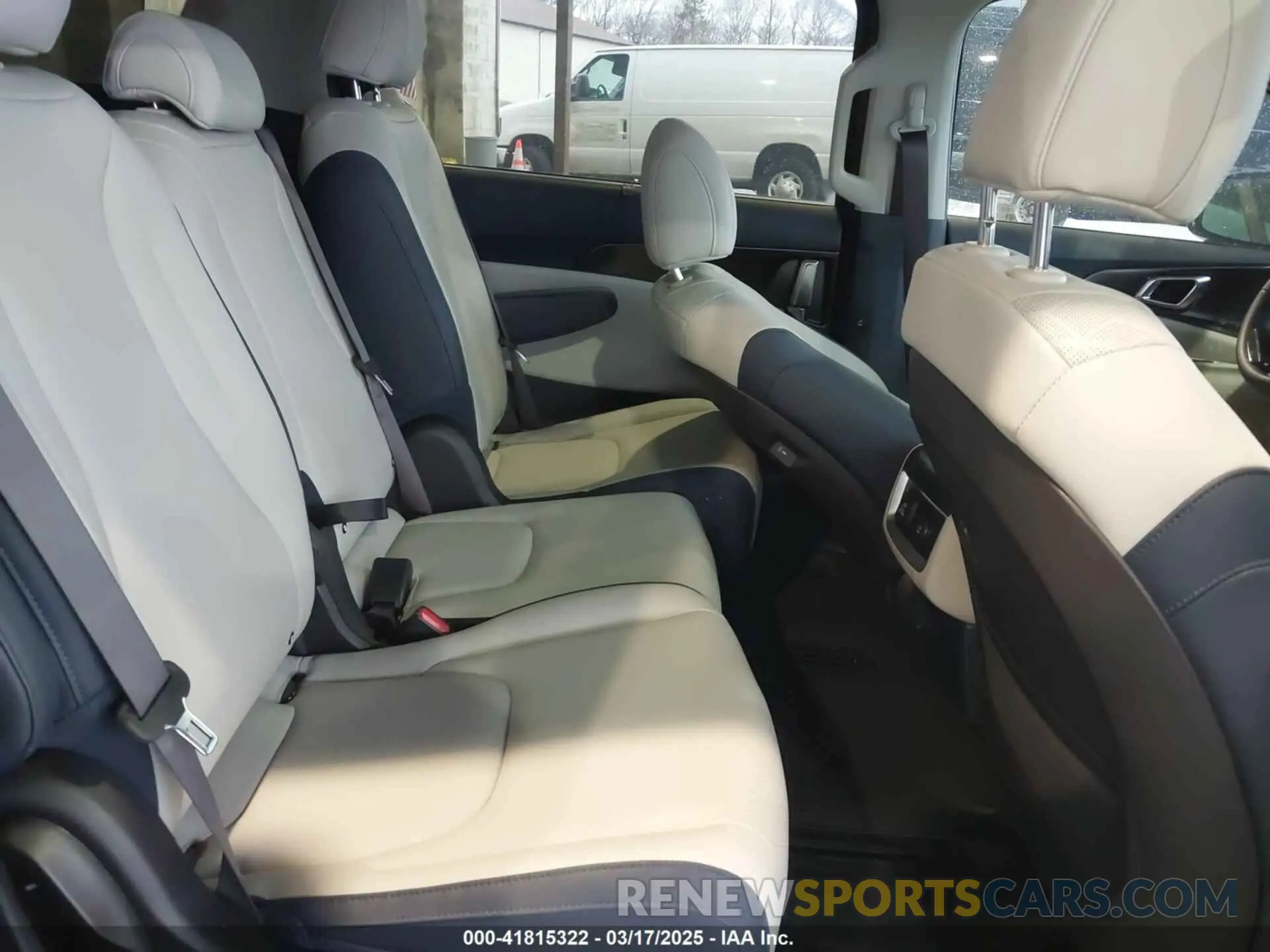 8 Photograph of a damaged car KNDNE5KA4S6033593 KIA CARNIVAL MPV HYBRID 2025