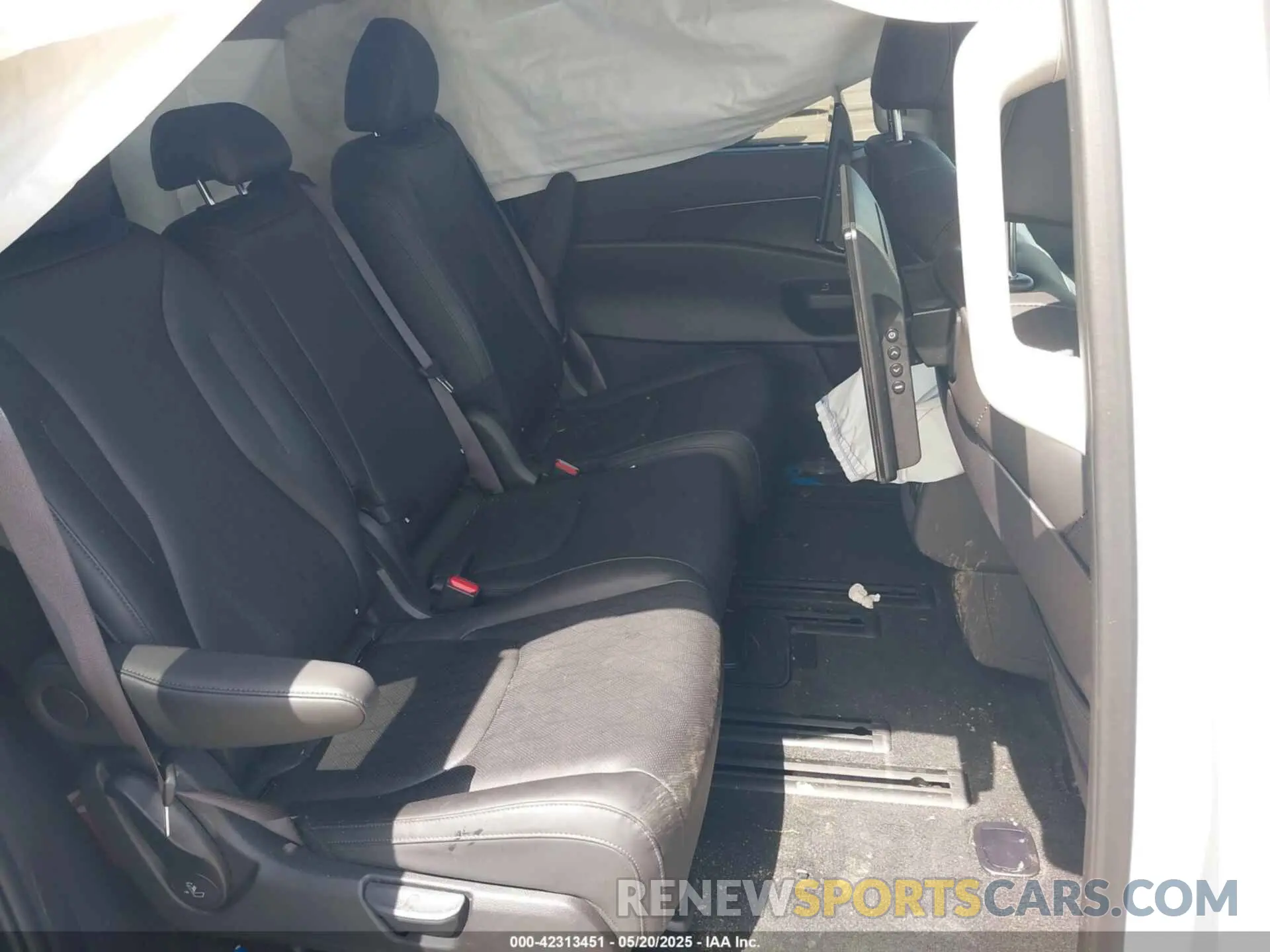 8 Photograph of a damaged car KNDNE5KA9S6030950 KIA CARNIVAL MPV HYBRID 2025