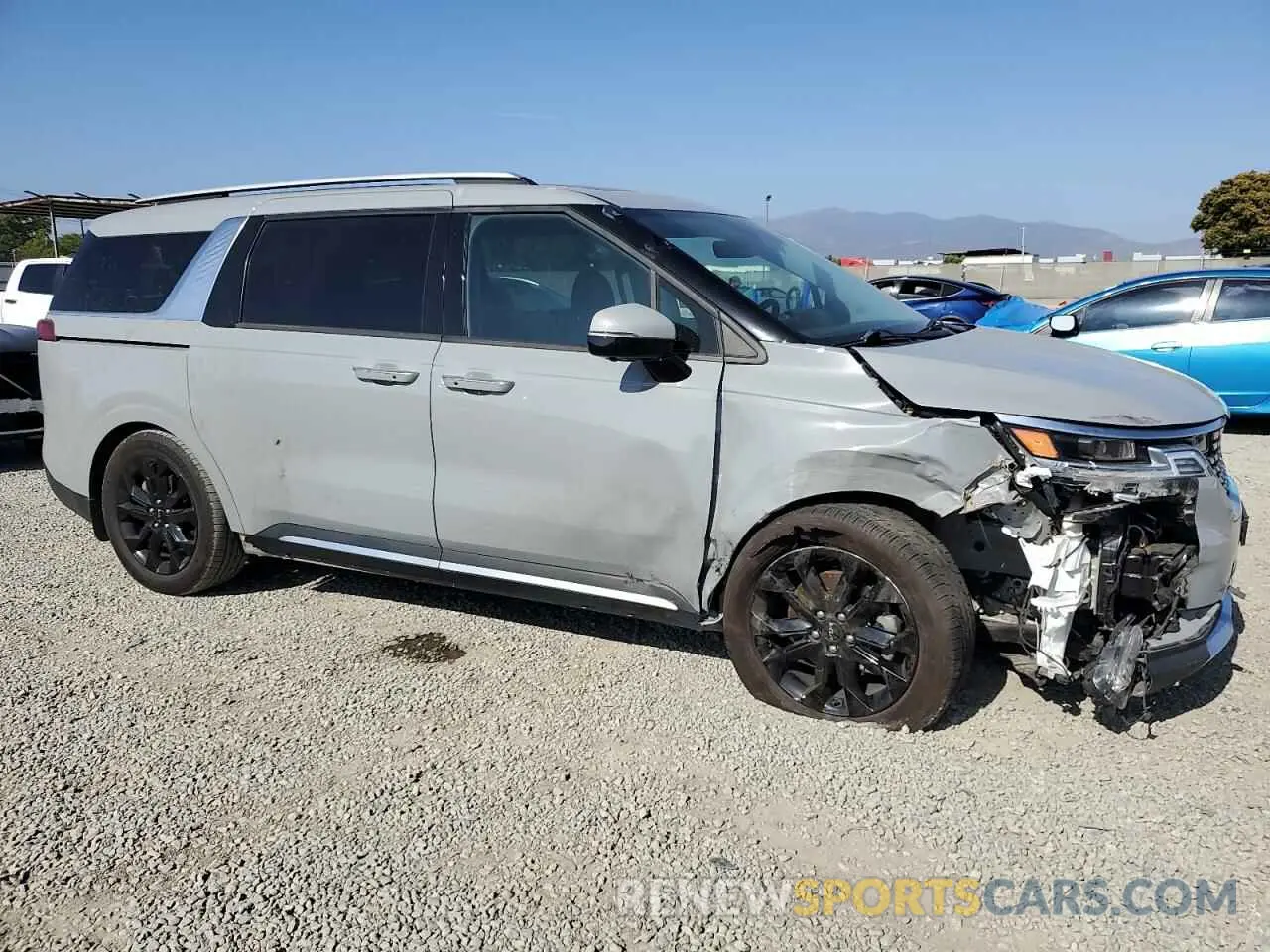 4 Photograph of a damaged car KNDNE5H35N6072755 KIA CARNIVAL S 2022
