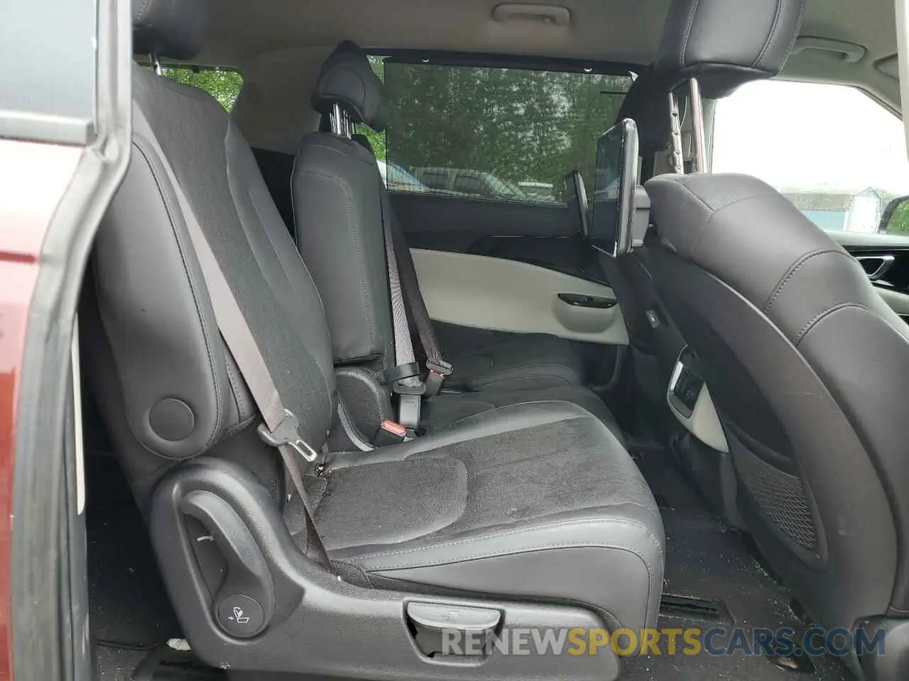 11 Photograph of a damaged car KNDNE5H34P6291516 KIA CARNIVAL S 2023