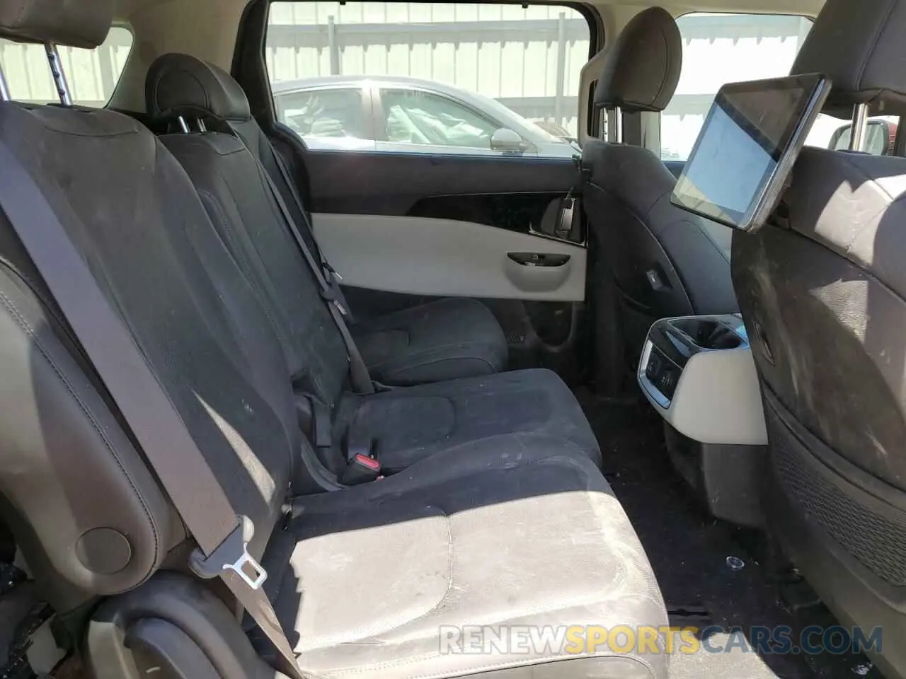 11 Photograph of a damaged car KNDNE5H39P6198653 KIA CARNIVAL S 2023