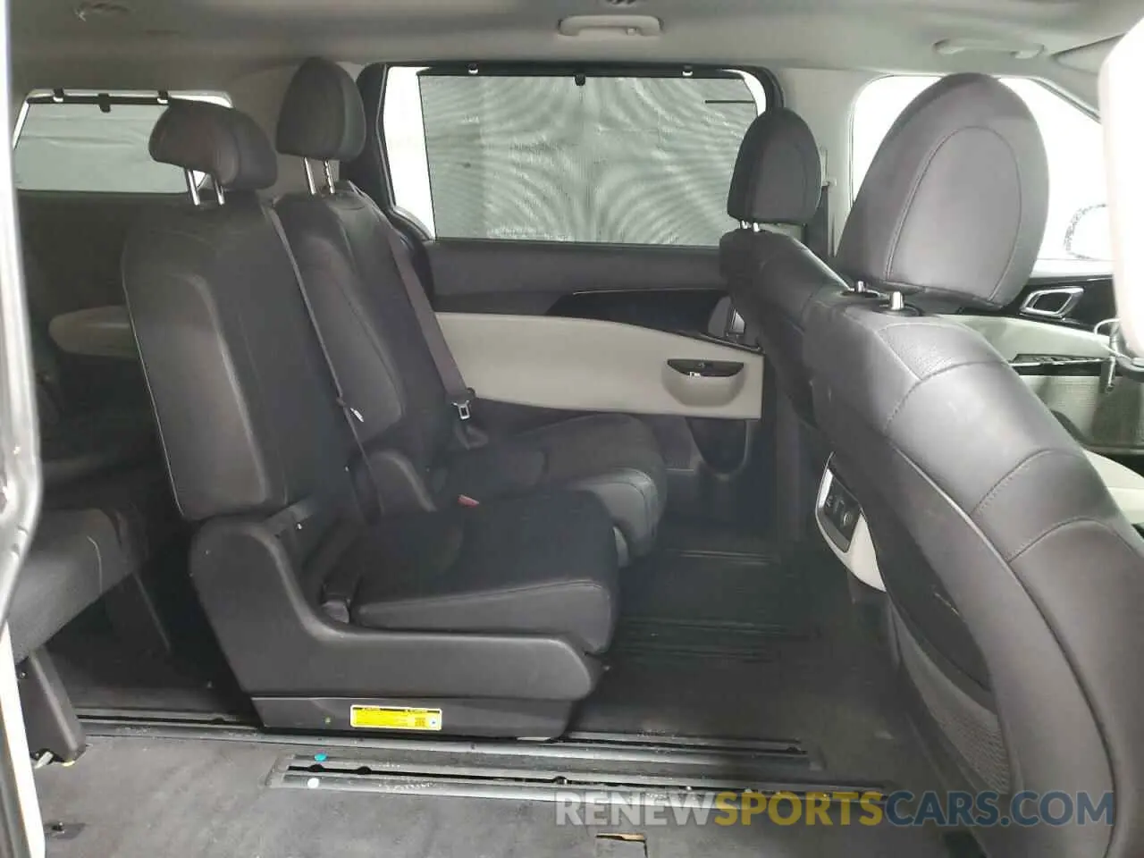 11 Photograph of a damaged car KNDNE5H33R6360506 KIA CARNIVAL S 2024