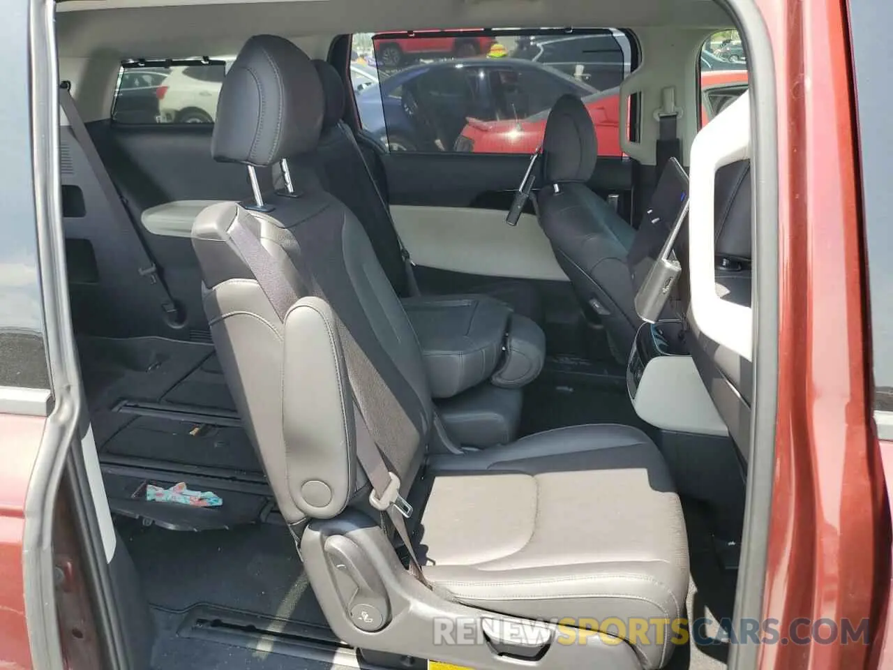 11 Photograph of a damaged car KNDNE5H38R6397048 KIA CARNIVAL S 2024
