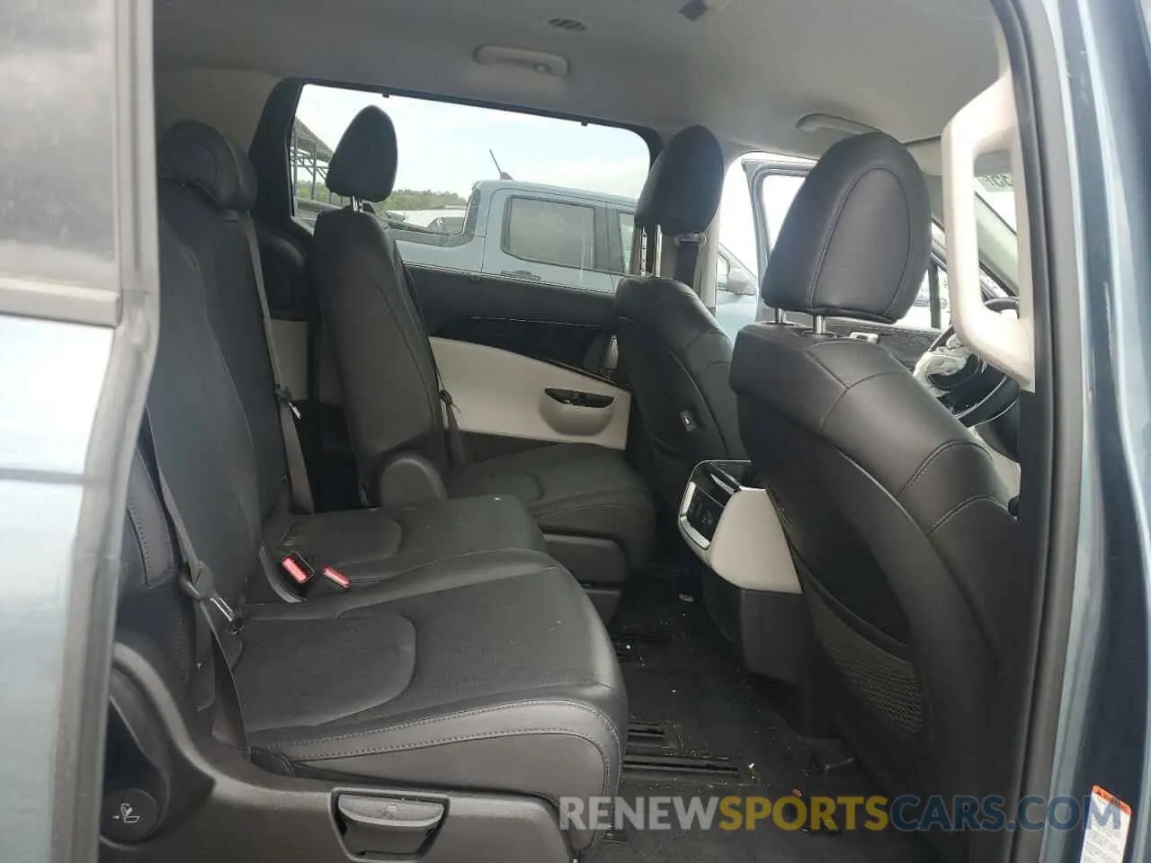 11 Photograph of a damaged car KNDNE5H3XR6306264 KIA CARNIVAL S 2024