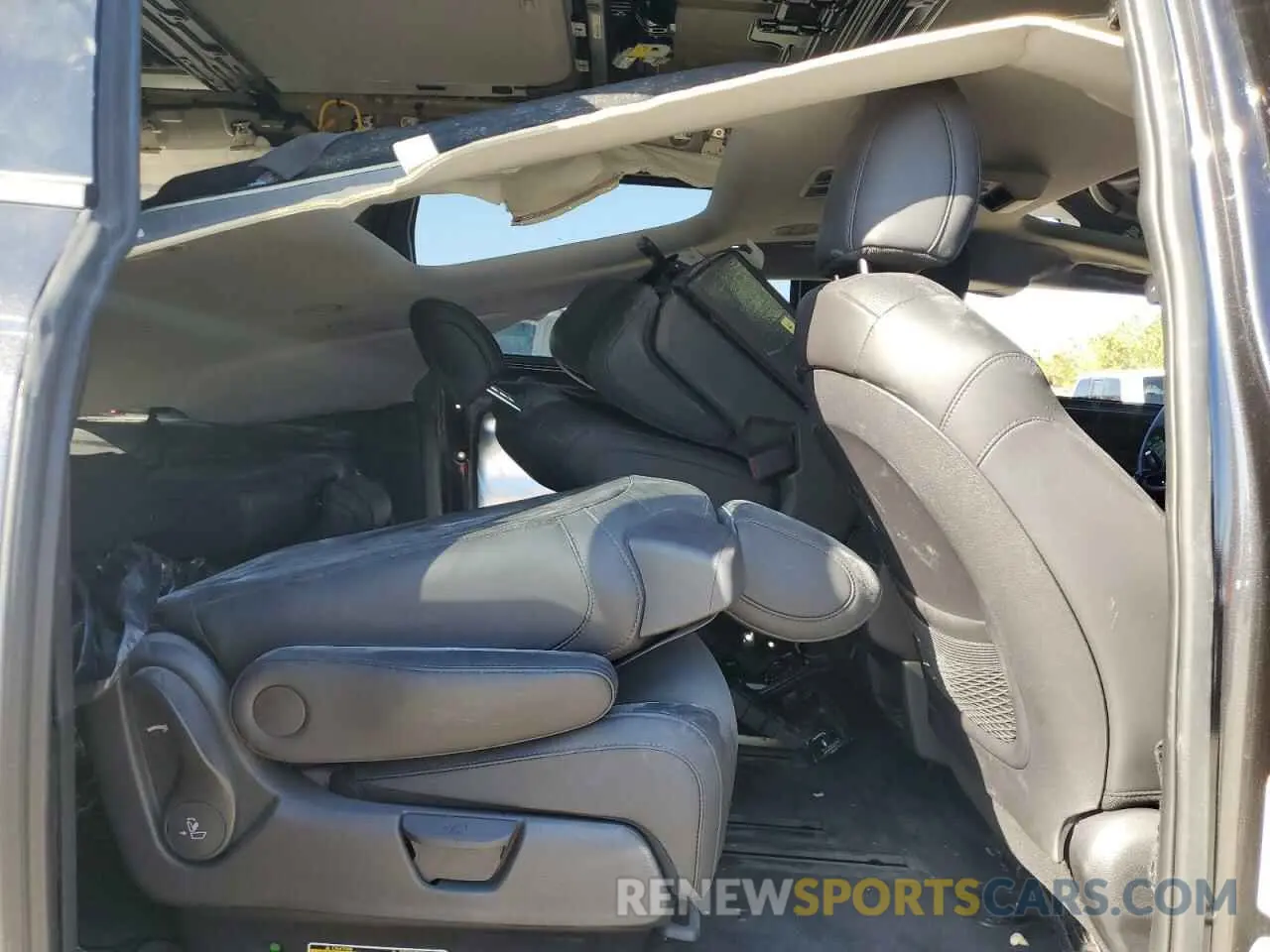 11 Photograph of a damaged car KNDNE5K38S6461393 KIA CARNIVAL S 2025