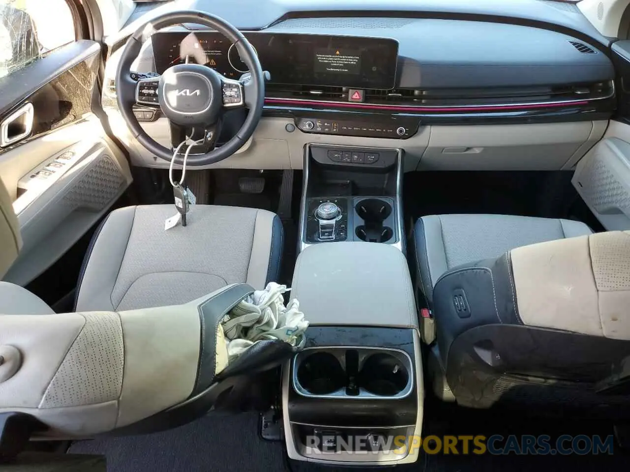 8 Photograph of a damaged car KNDNE5KA0S6034319 KIA CARNIVAL S 2025