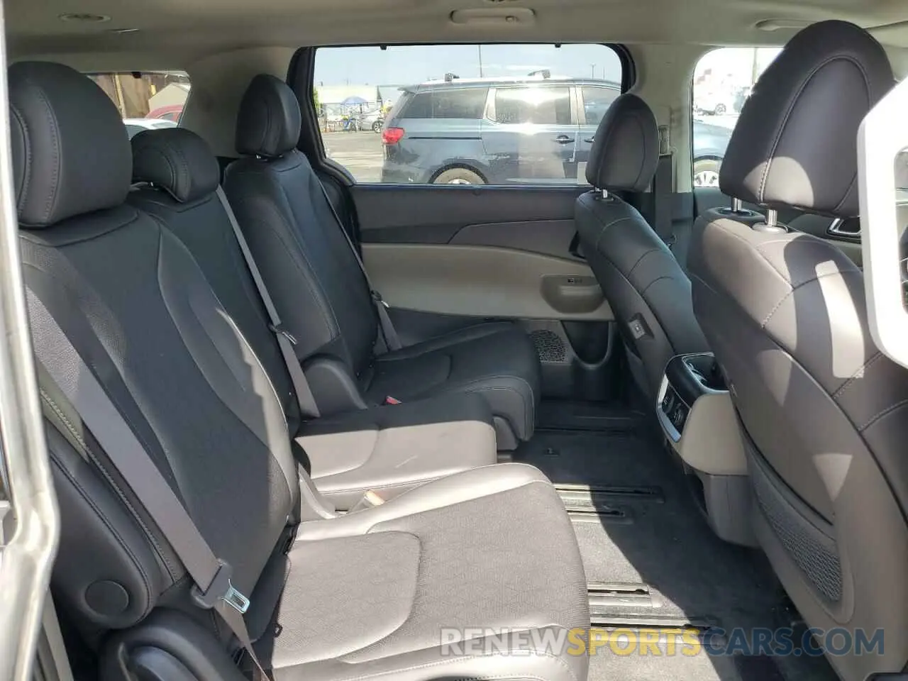 11 Photograph of a damaged car KNDNE5KA1S6029288 KIA CARNIVAL S 2025