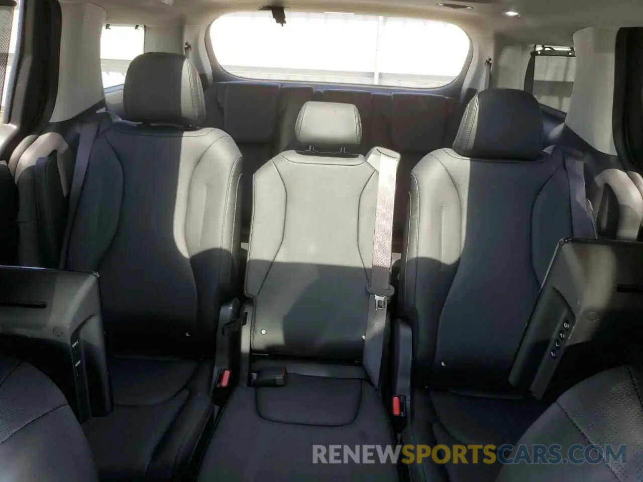 10 Photograph of a damaged car KNDNE5KA2S6032782 KIA CARNIVAL S 2025