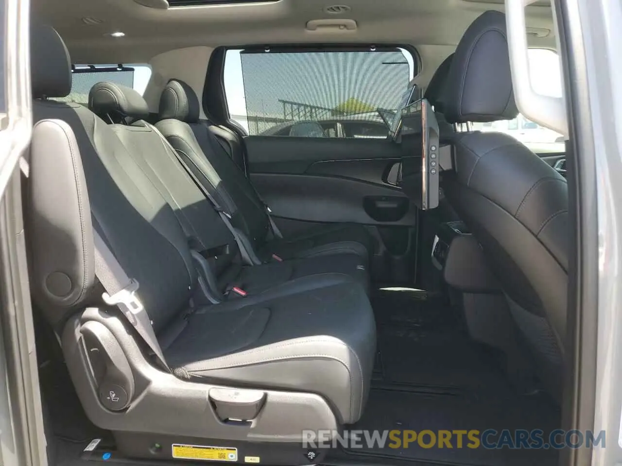 11 Photograph of a damaged car KNDNE5KA2S6032782 KIA CARNIVAL S 2025