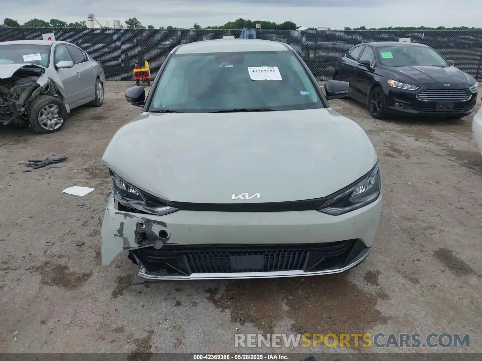 11 Photograph of a damaged car KNDC3DLC2N5043069 KIA EV6 2022