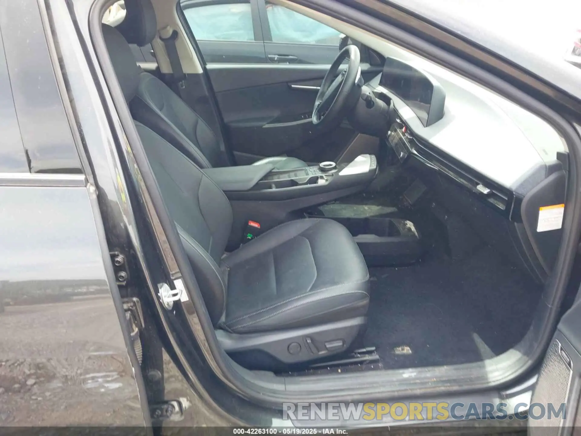 5 Photograph of a damaged car KNDC3DLC5N5034625 KIA EV6 2022