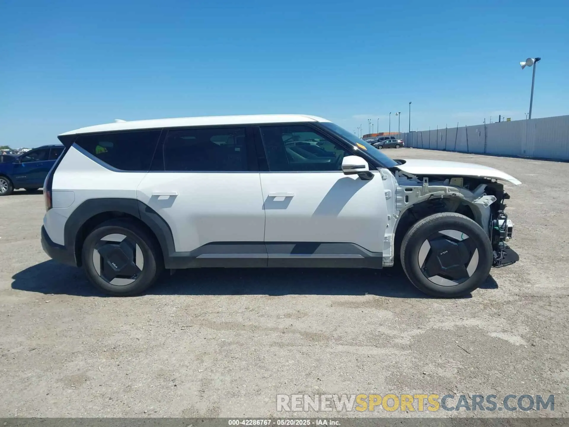 13 Photograph of a damaged car KNDAA5S29R6035952 KIA EV9 2024