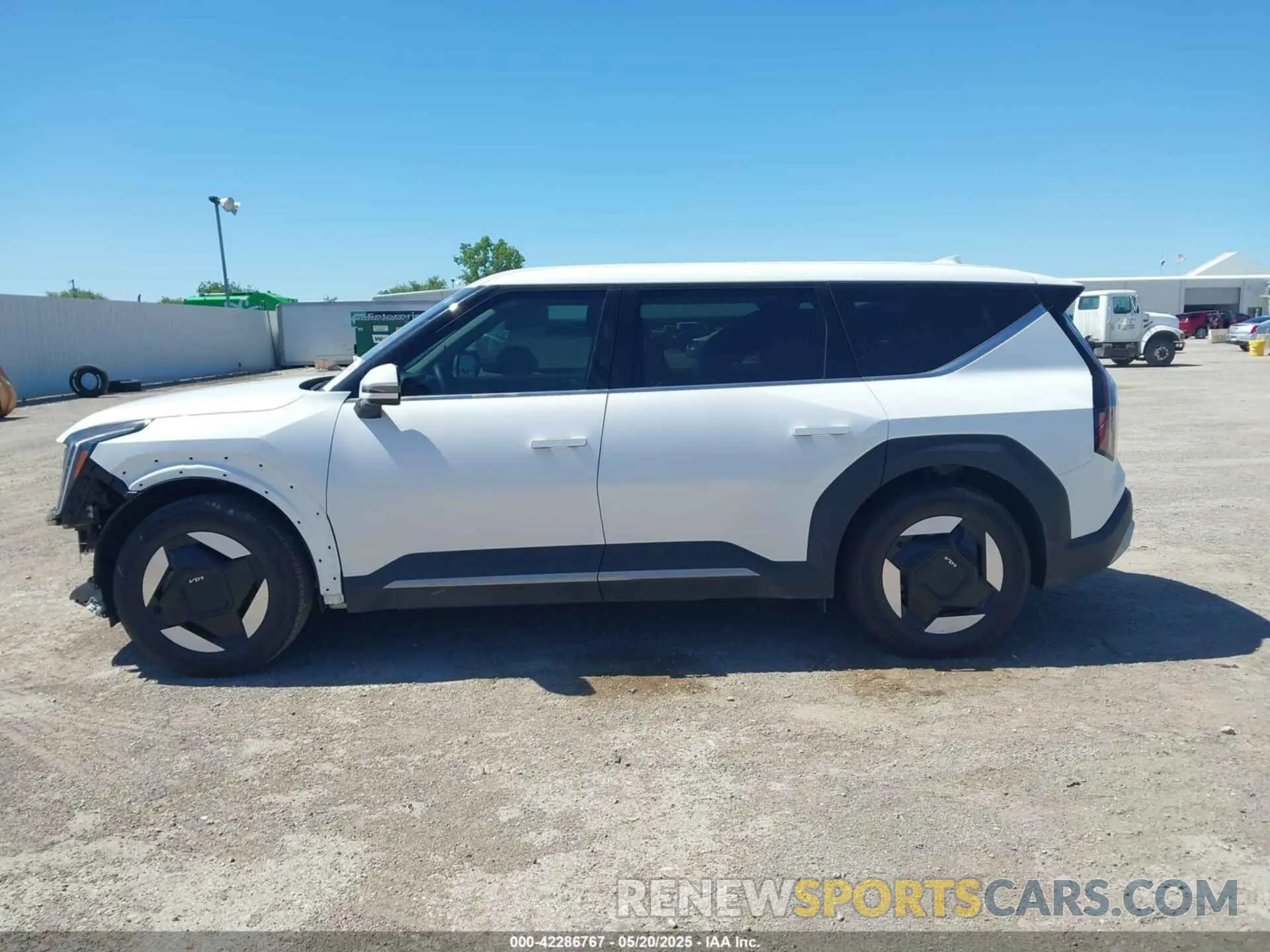 14 Photograph of a damaged car KNDAA5S29R6035952 KIA EV9 2024