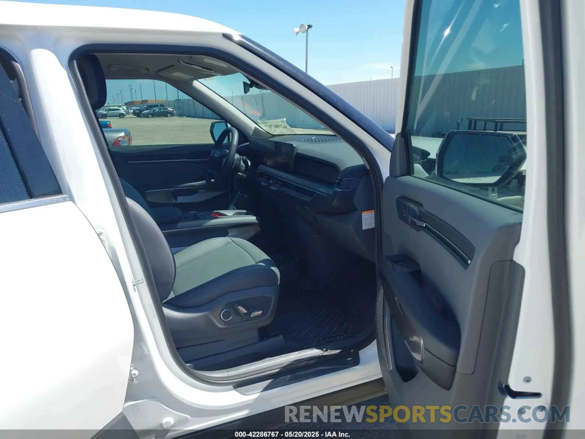 5 Photograph of a damaged car KNDAA5S29R6035952 KIA EV9 2024