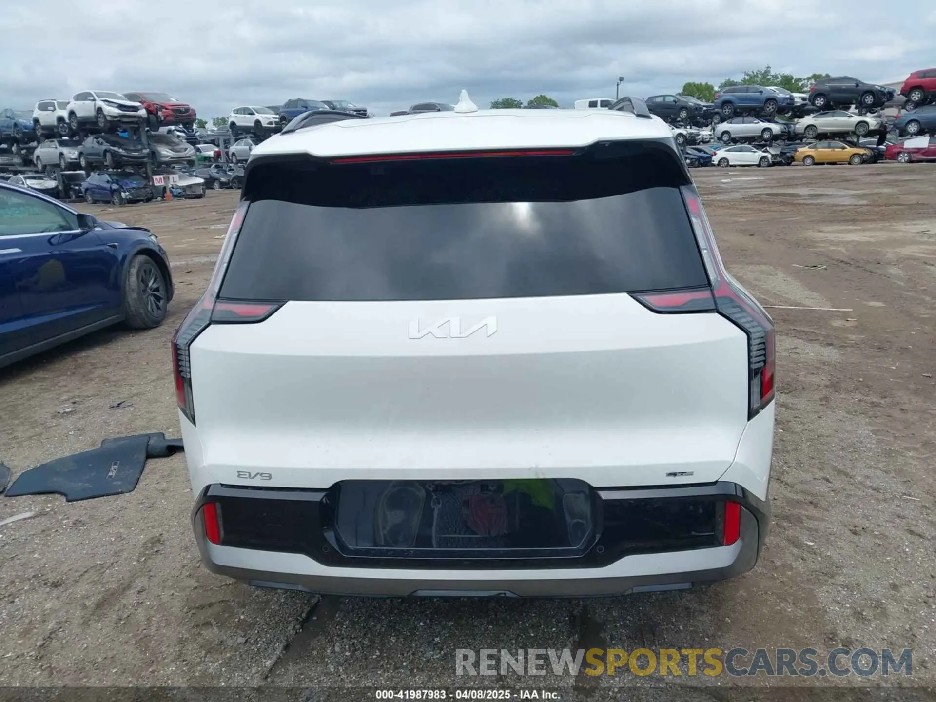 17 Photograph of a damaged car KNDAEFS57R6038403 KIA EV9 2024