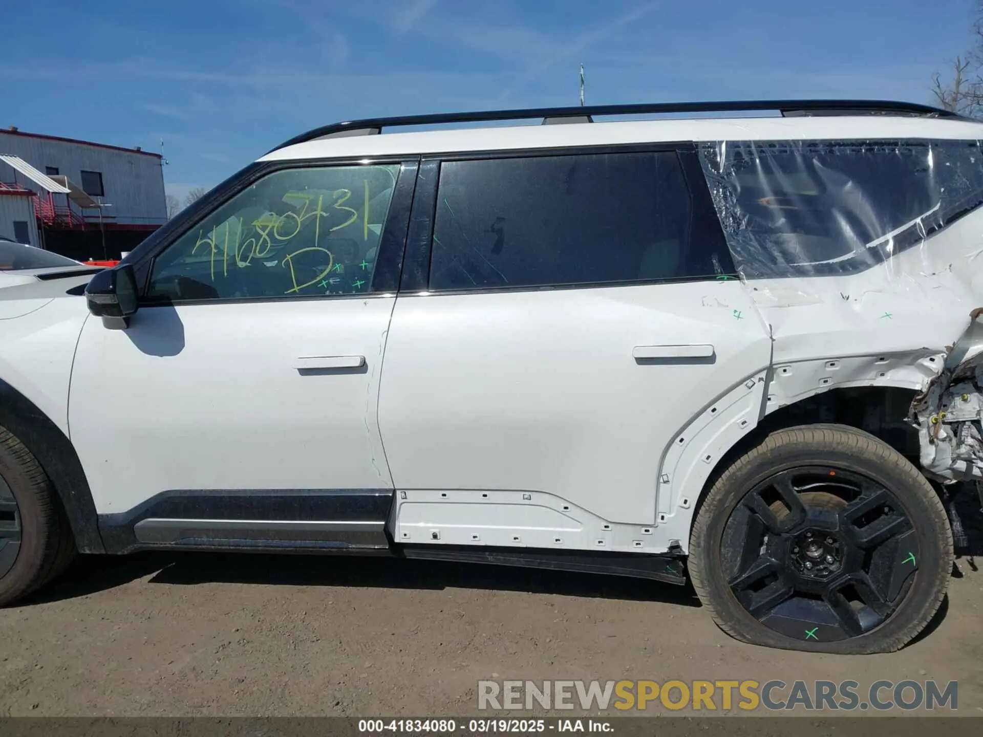 14 Photograph of a damaged car KNDAEFS57R6051474 KIA EV9 2024