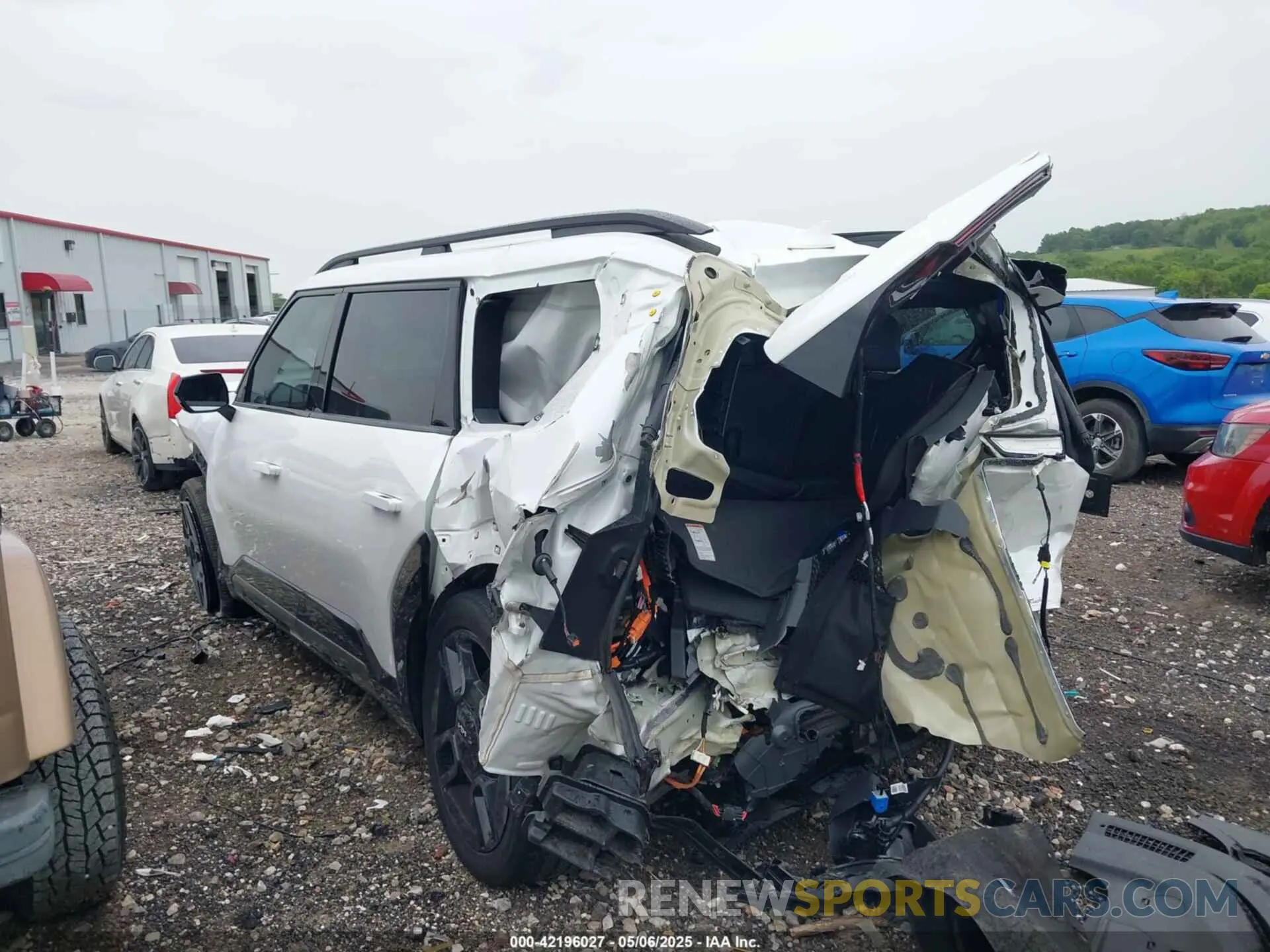 3 Photograph of a damaged car KNDAEFS5XR6022129 KIA EV9 2024