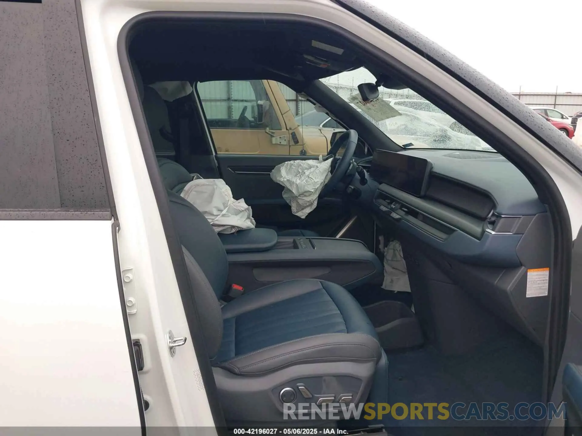 5 Photograph of a damaged car KNDAEFS5XR6022129 KIA EV9 2024