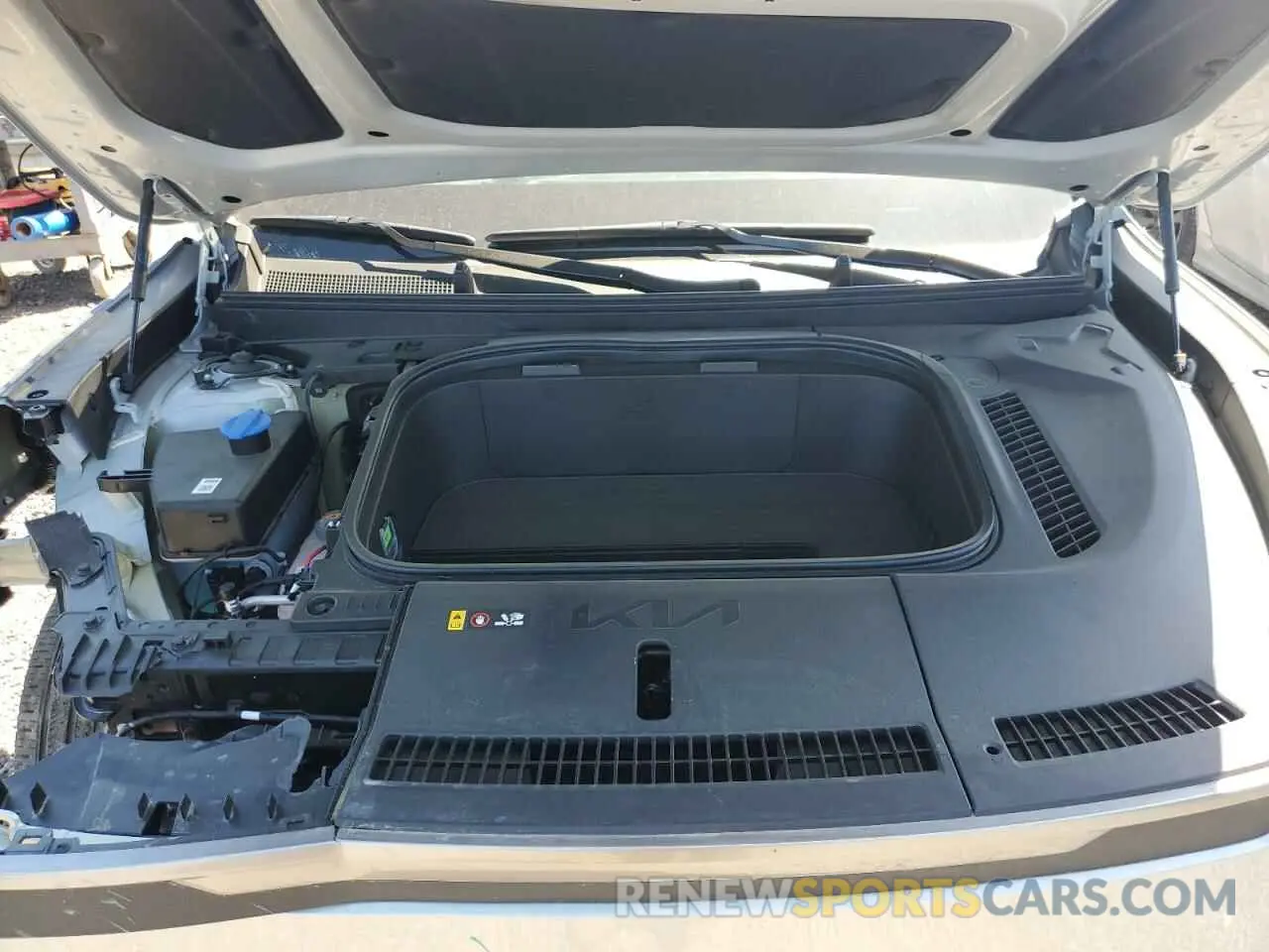 12 Photograph of a damaged car KNDAFFS57R6050905 KIA EV9 WIND 2024