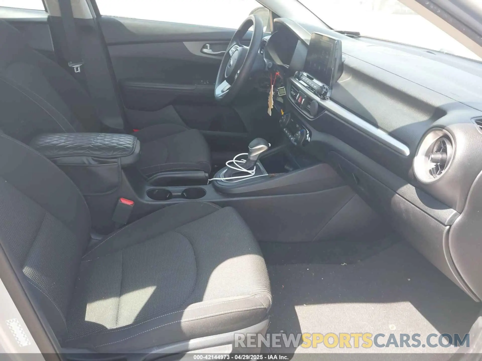 5 Photograph of a damaged car 3KPF24AD1KE086328 KIA FORTE 2019