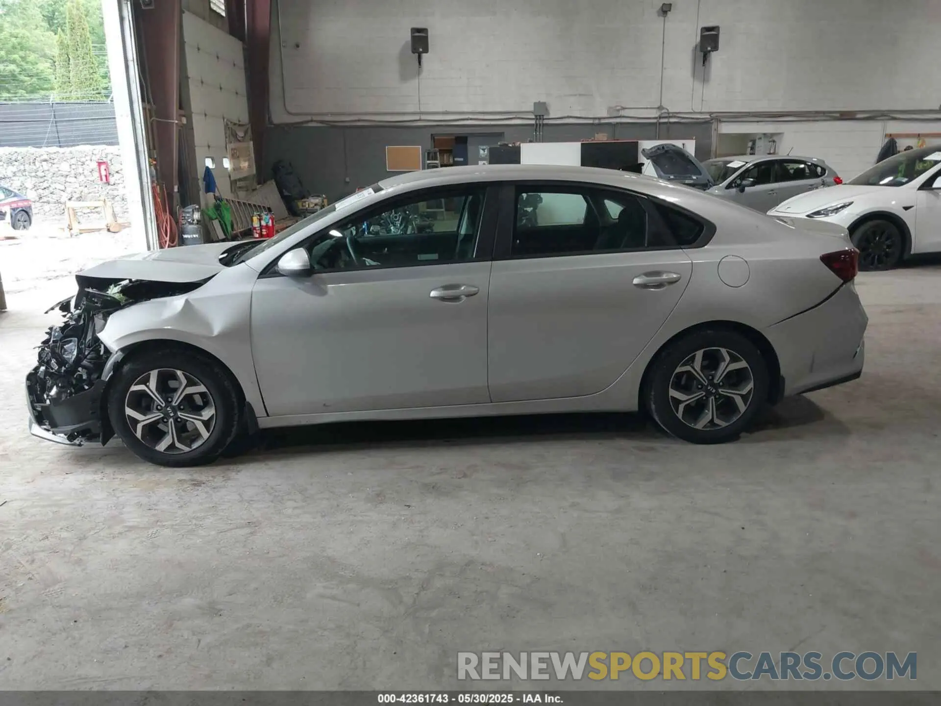 14 Photograph of a damaged car 3KPF24AD4KE044932 KIA FORTE 2019
