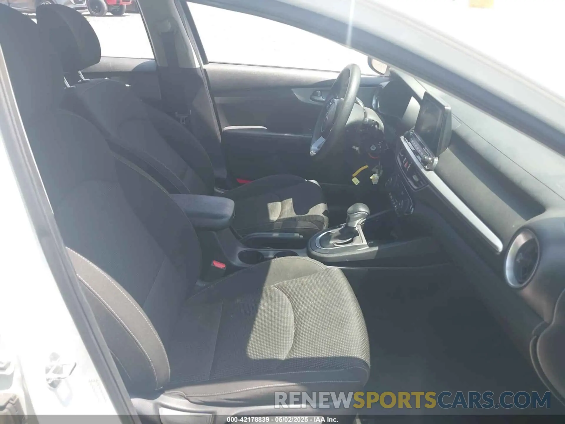 5 Photograph of a damaged car 3KPF24AD8KE083510 KIA FORTE 2019