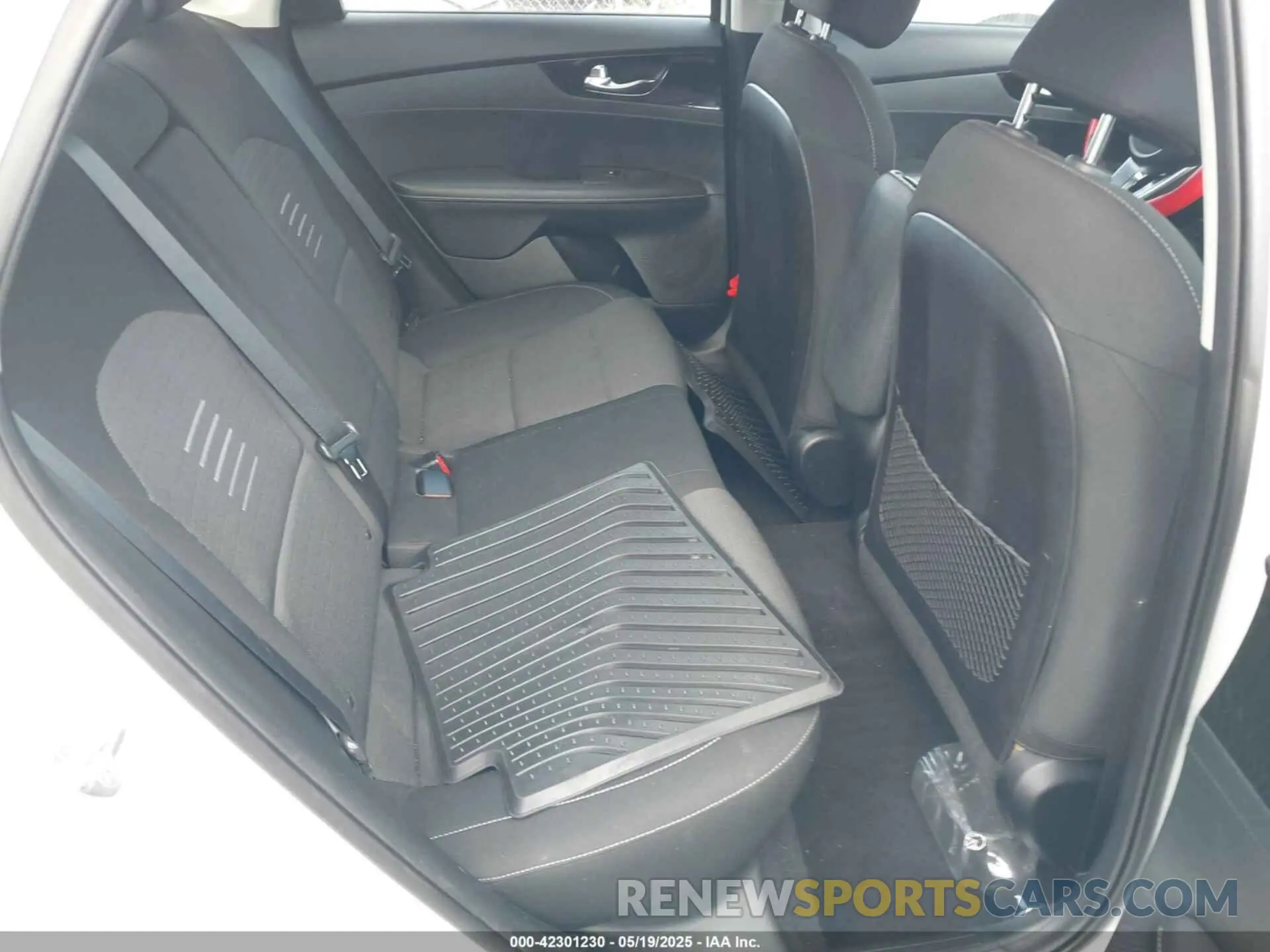8 Photograph of a damaged car 3KPF34AD0KE027350 KIA FORTE 2019