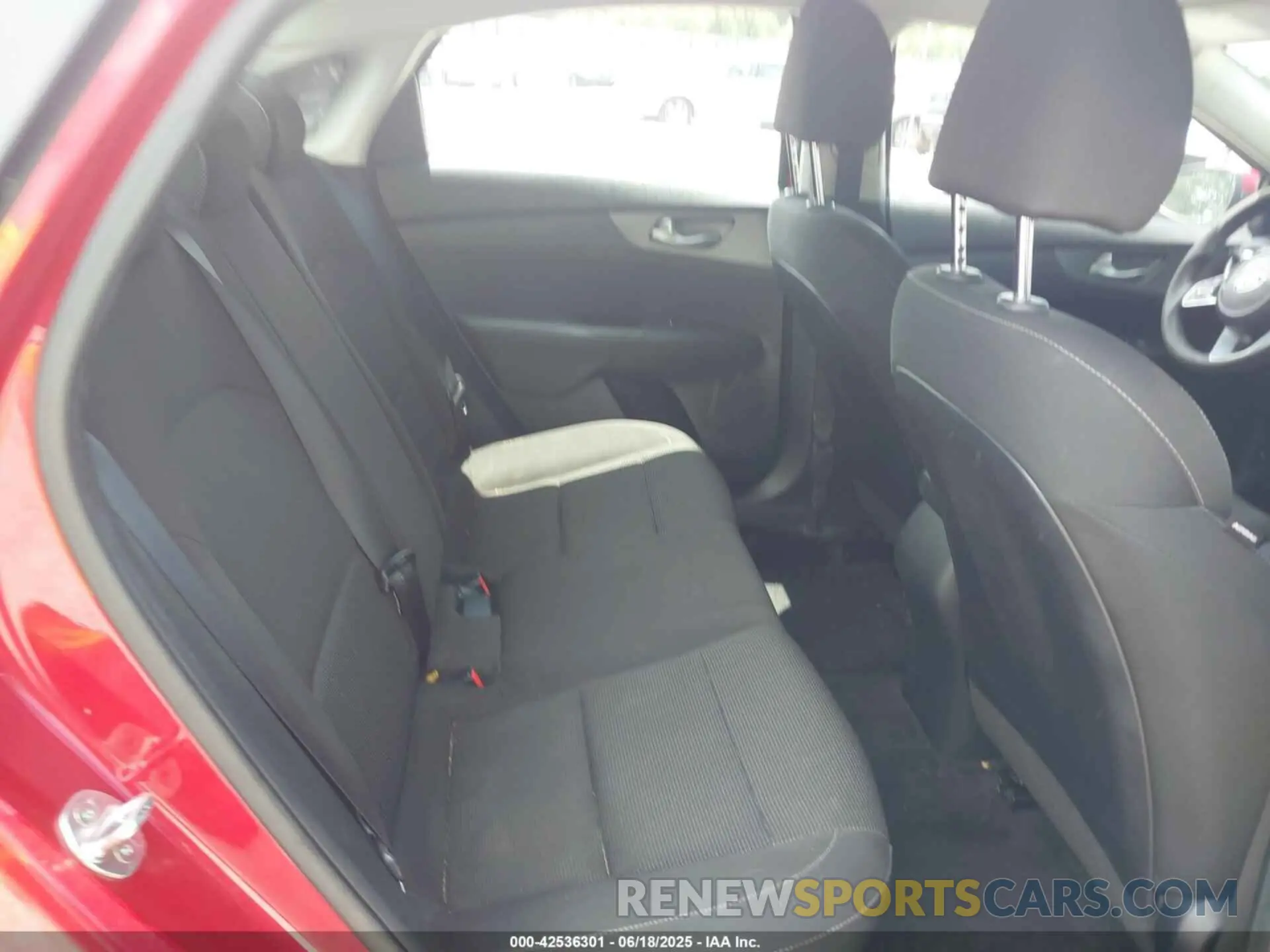 8 Photograph of a damaged car 3KPF24AD0LE142566 KIA FORTE 2020