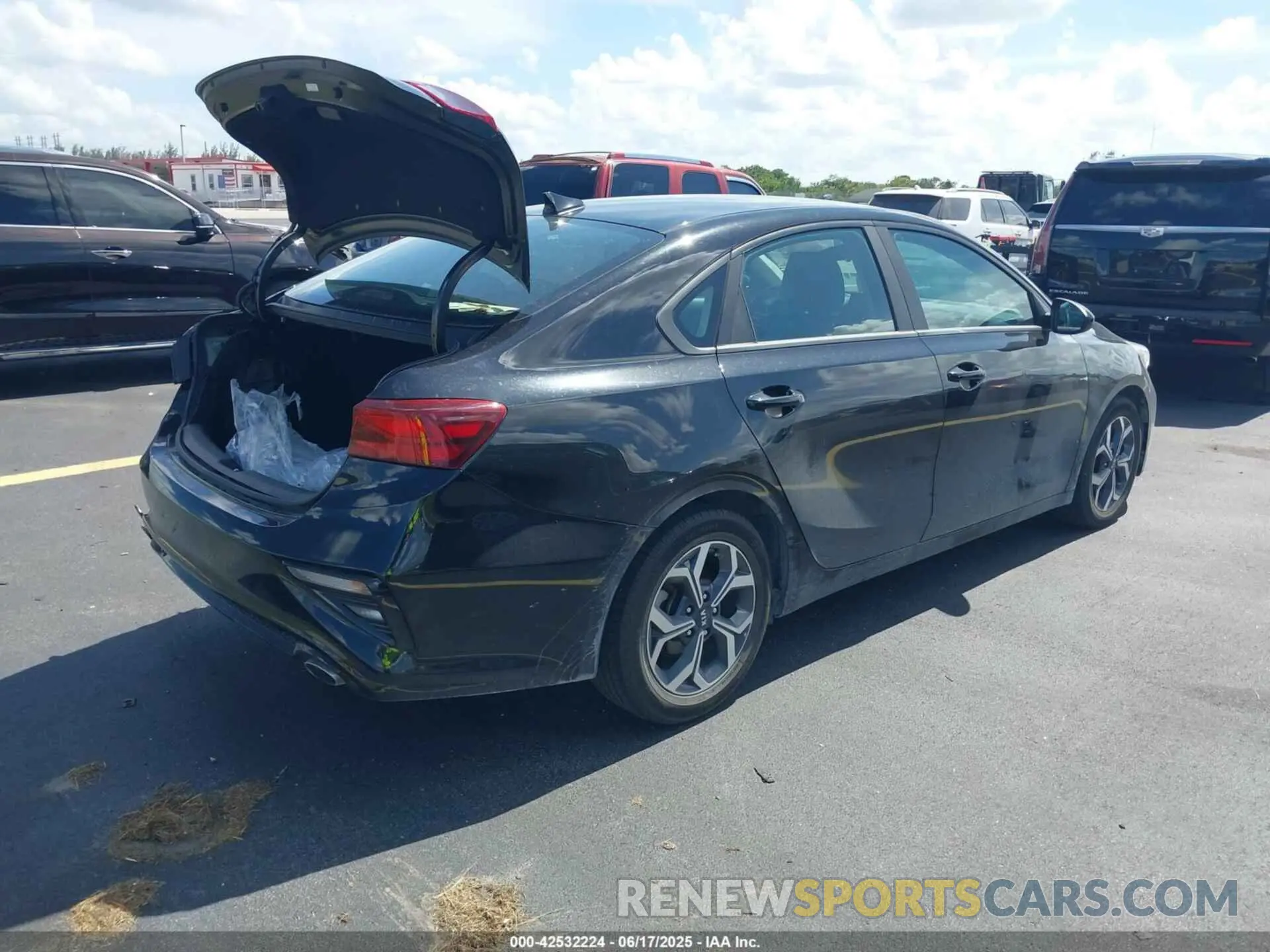 4 Photograph of a damaged car 3KPF24AD0LE170514 KIA FORTE 2020