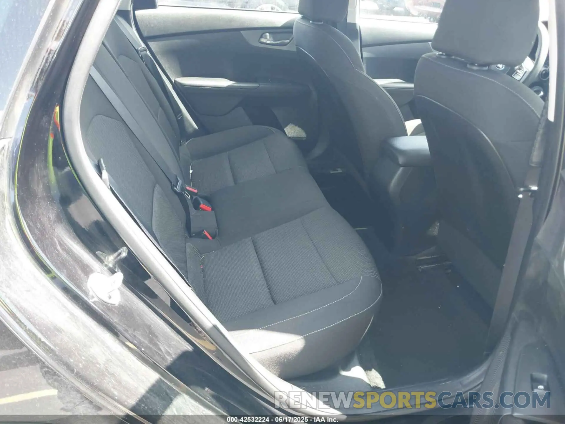 8 Photograph of a damaged car 3KPF24AD0LE170514 KIA FORTE 2020