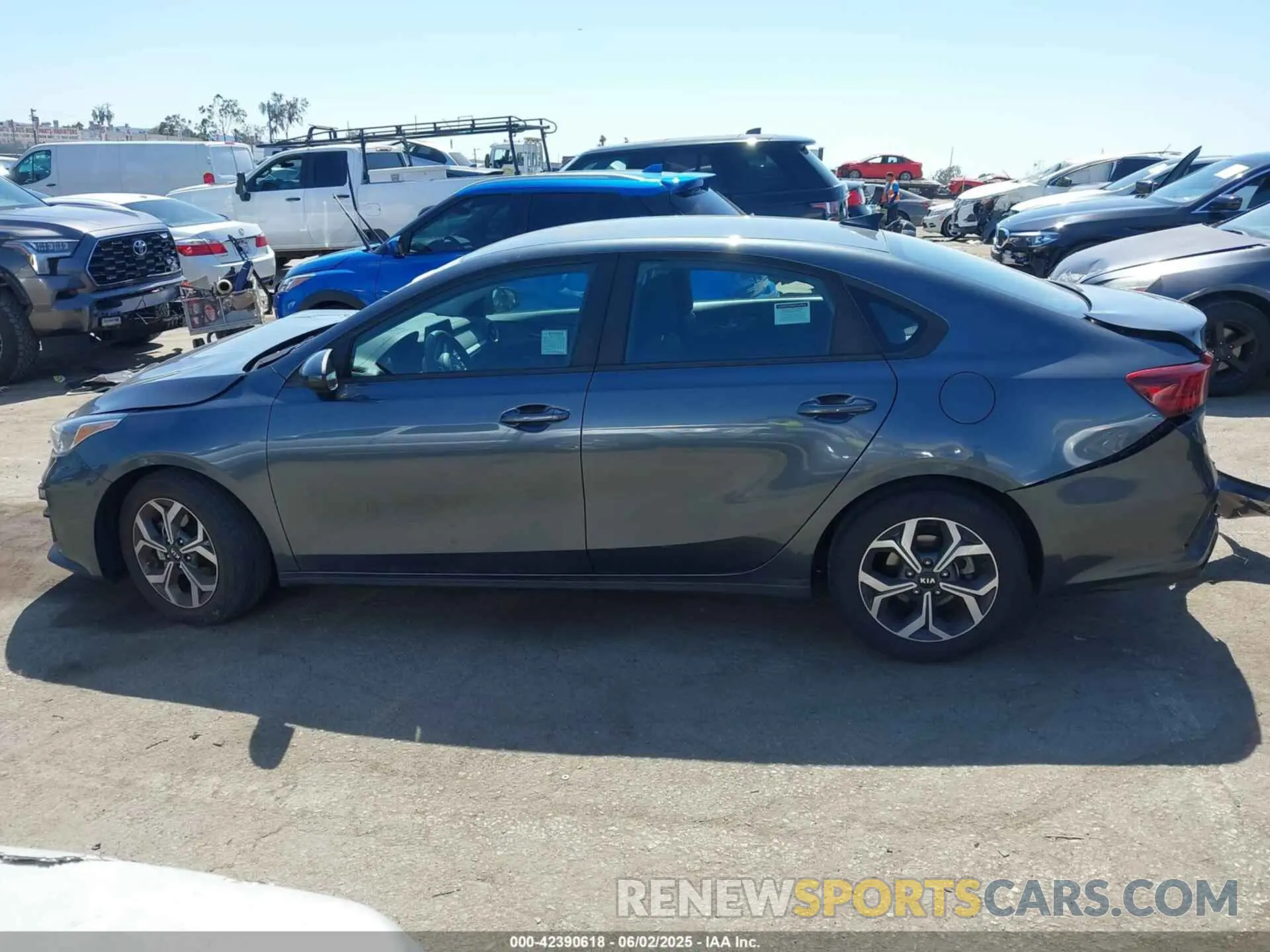 14 Photograph of a damaged car 3KPF24AD0LE209151 KIA FORTE 2020