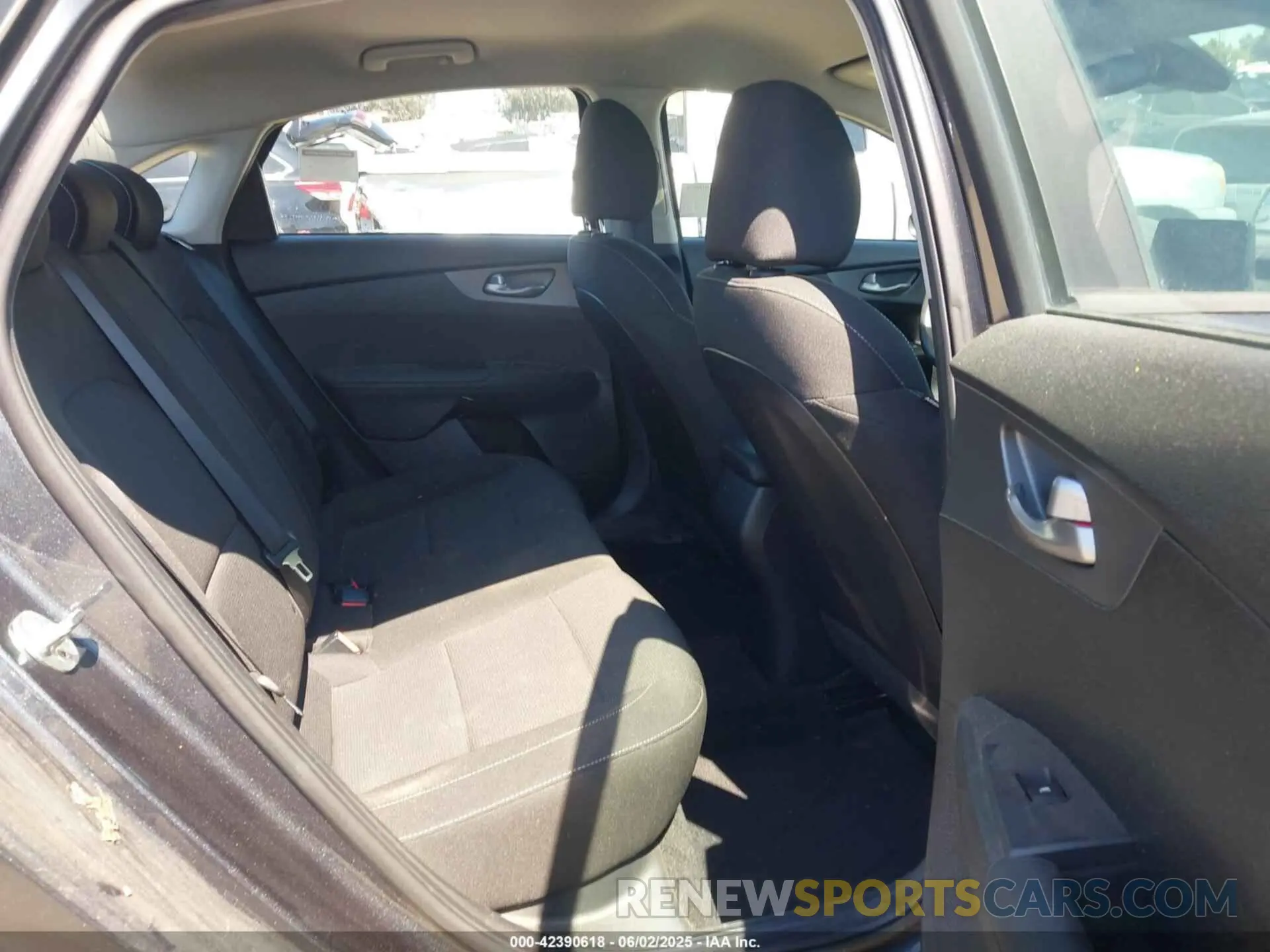 8 Photograph of a damaged car 3KPF24AD0LE209151 KIA FORTE 2020