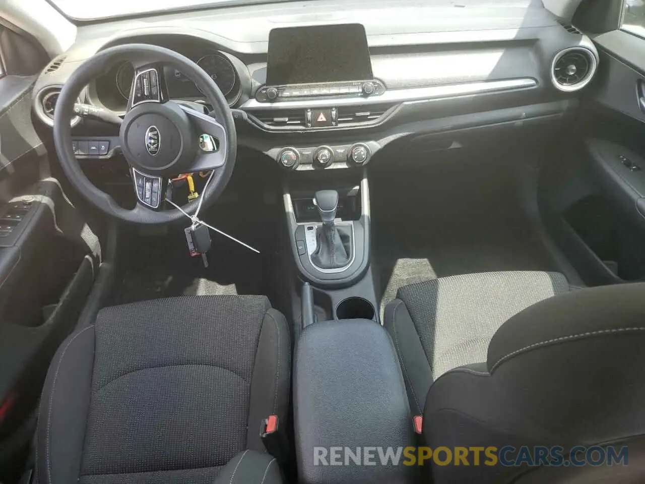 8 Photograph of a damaged car 3KPF24AD0LE232719 KIA FORTE 2020