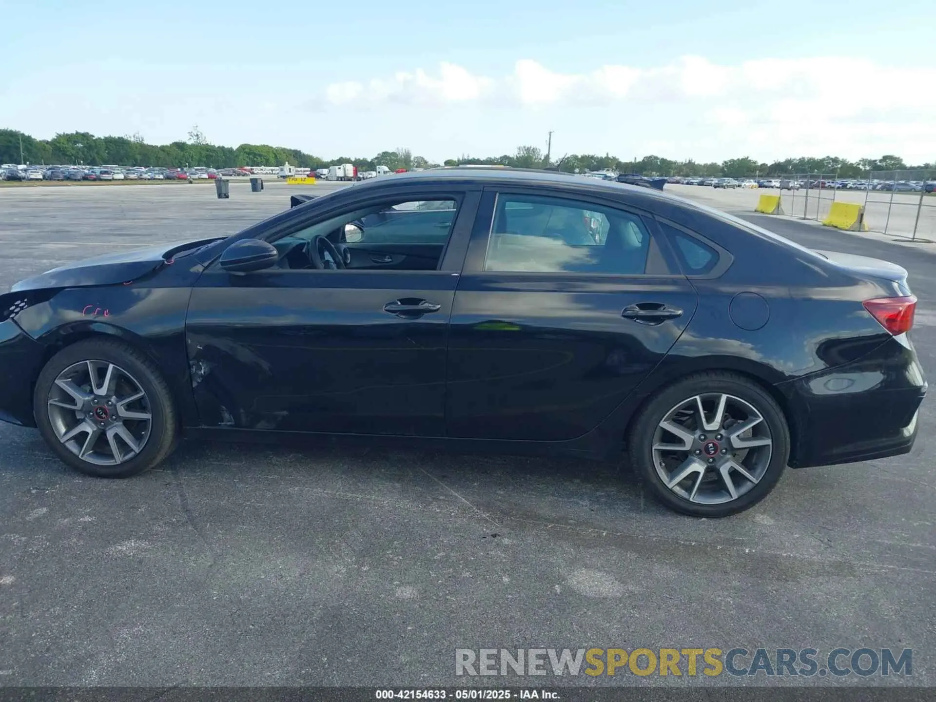 15 Photograph of a damaged car 3KPF24AD1LE212690 KIA FORTE 2020