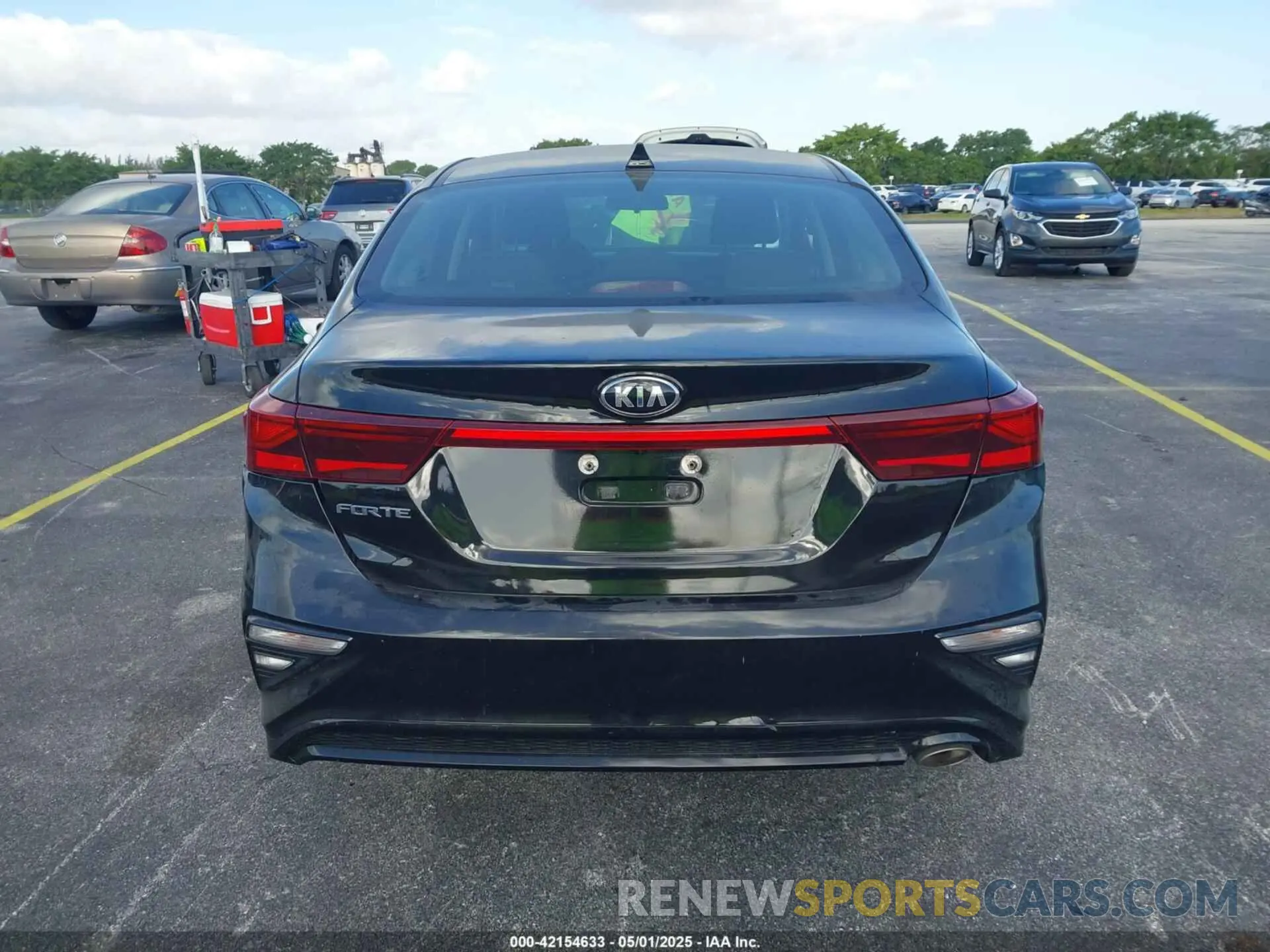 17 Photograph of a damaged car 3KPF24AD1LE212690 KIA FORTE 2020
