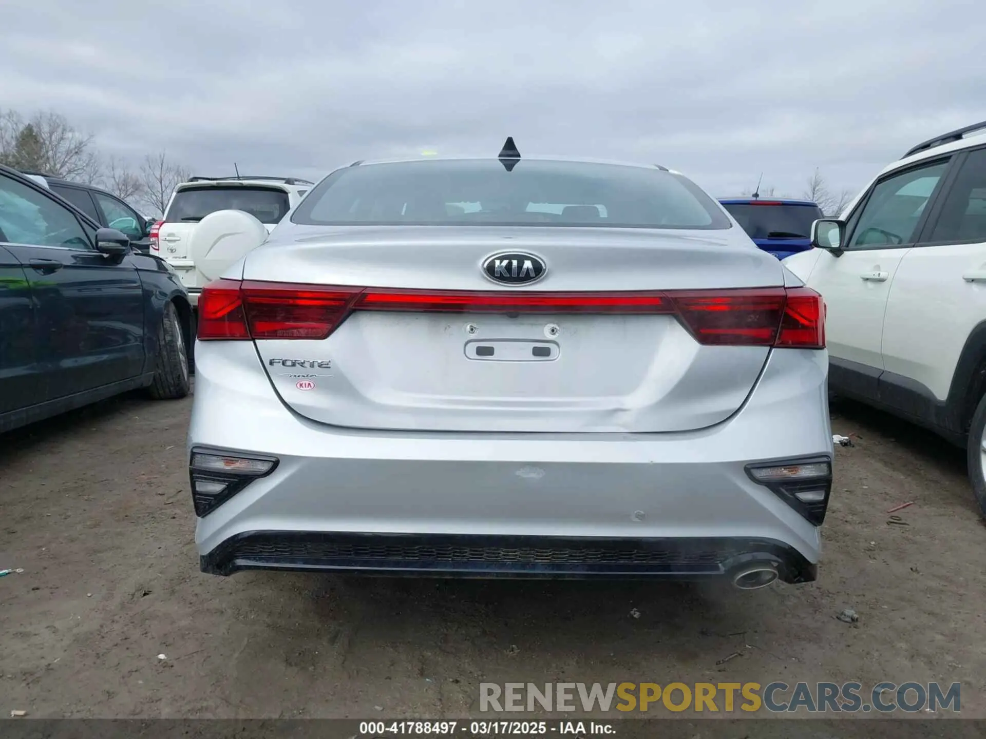 17 Photograph of a damaged car 3KPF24AD1LE224130 KIA FORTE 2020