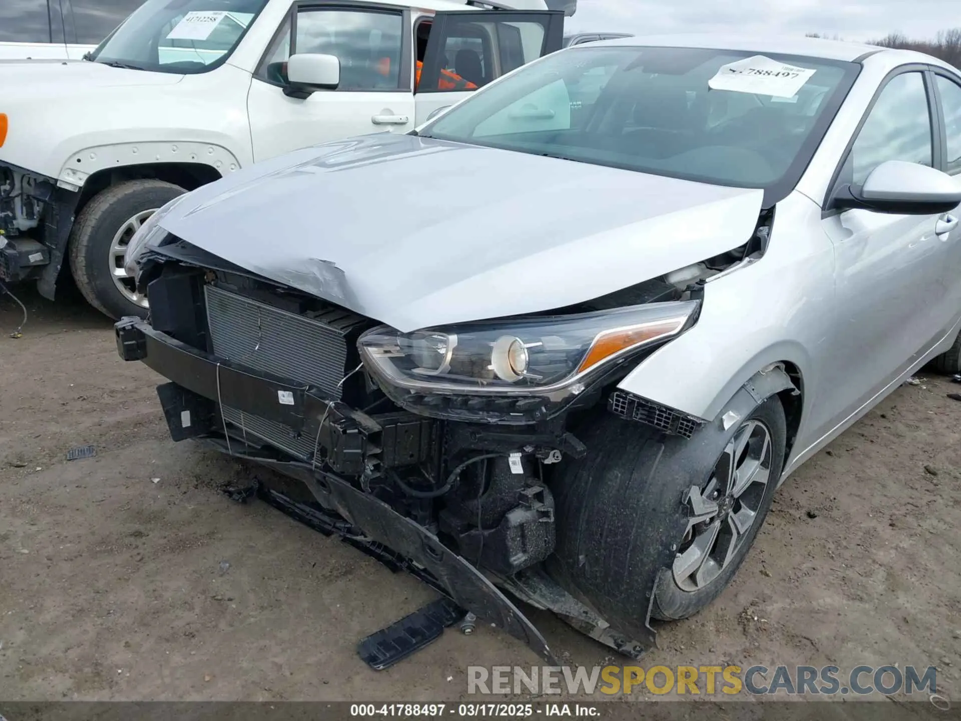 6 Photograph of a damaged car 3KPF24AD1LE224130 KIA FORTE 2020