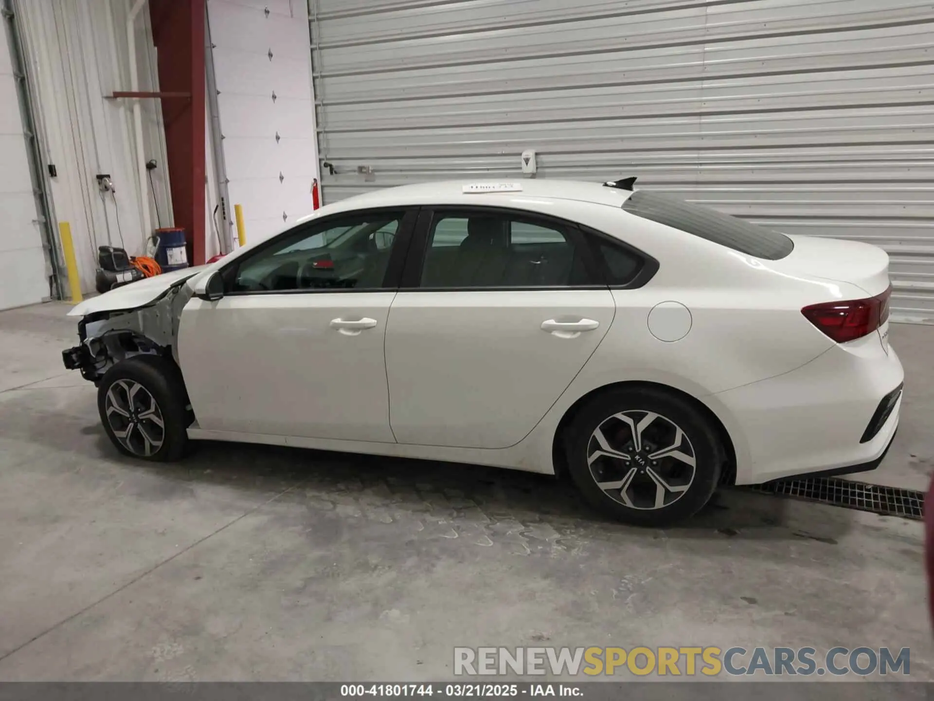 14 Photograph of a damaged car 3KPF24AD1LE259315 KIA FORTE 2020
