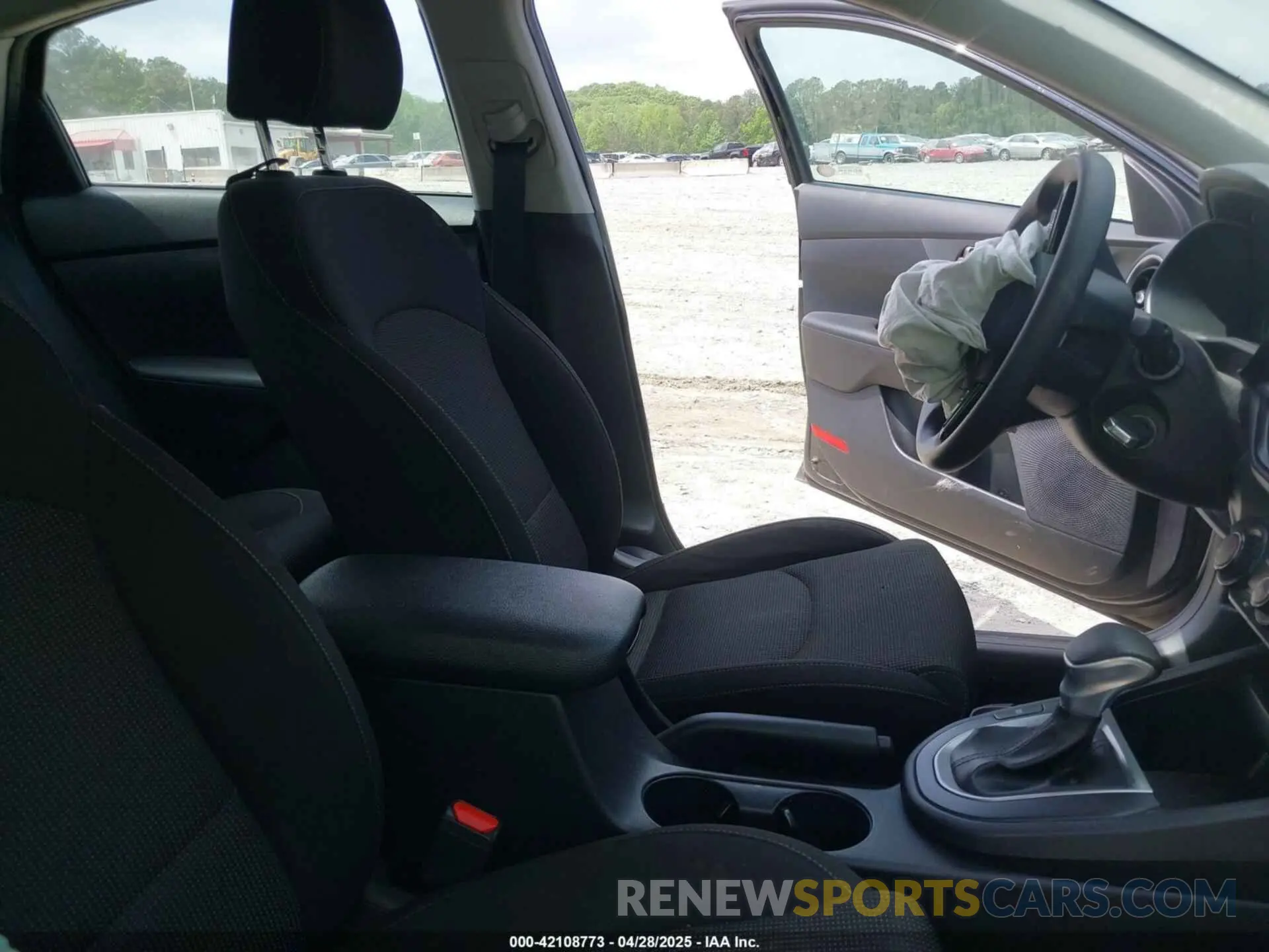 5 Photograph of a damaged car 3KPF24AD2LE170966 KIA FORTE 2020