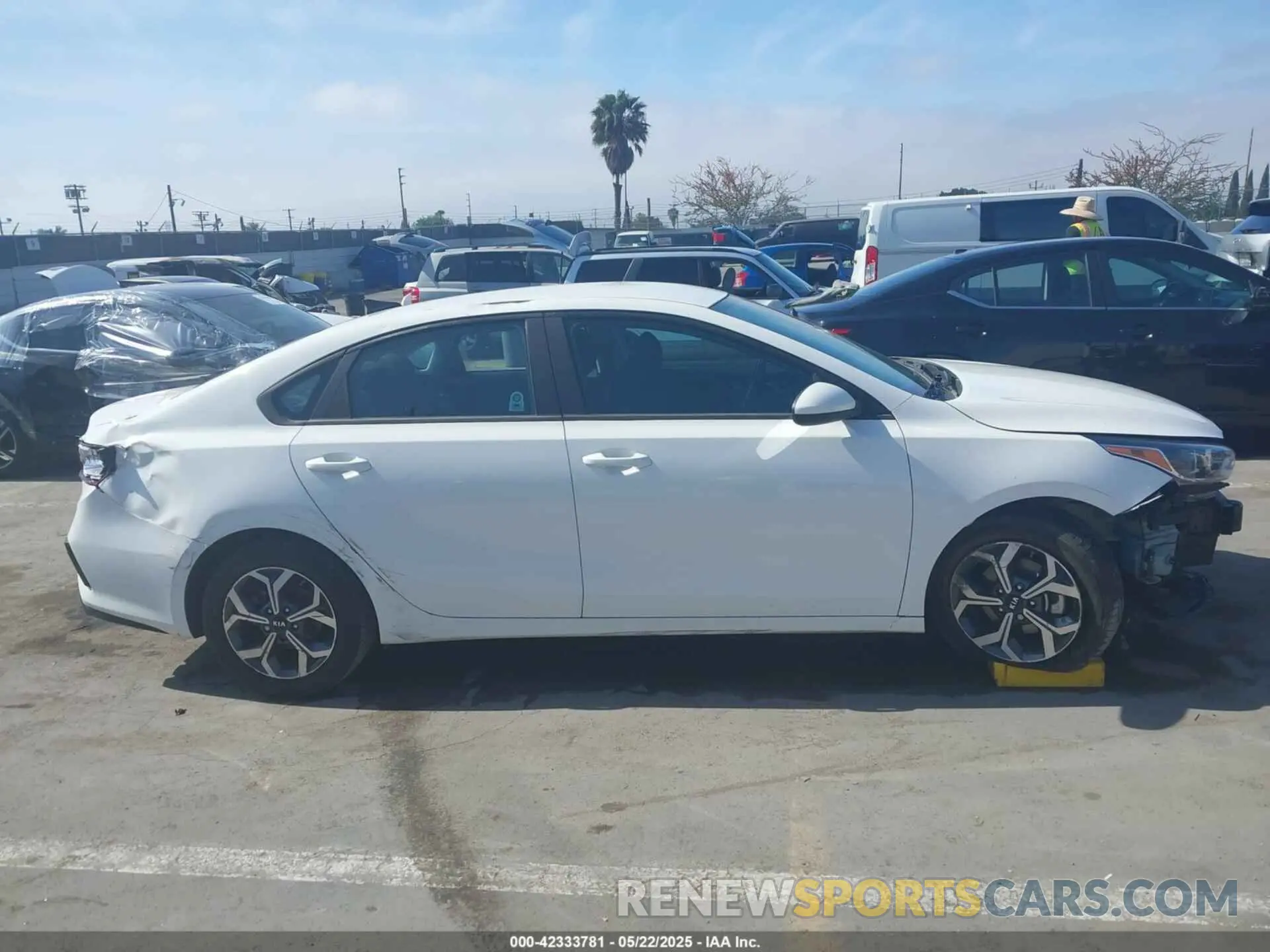 14 Photograph of a damaged car 3KPF24AD2LE228882 KIA FORTE 2020