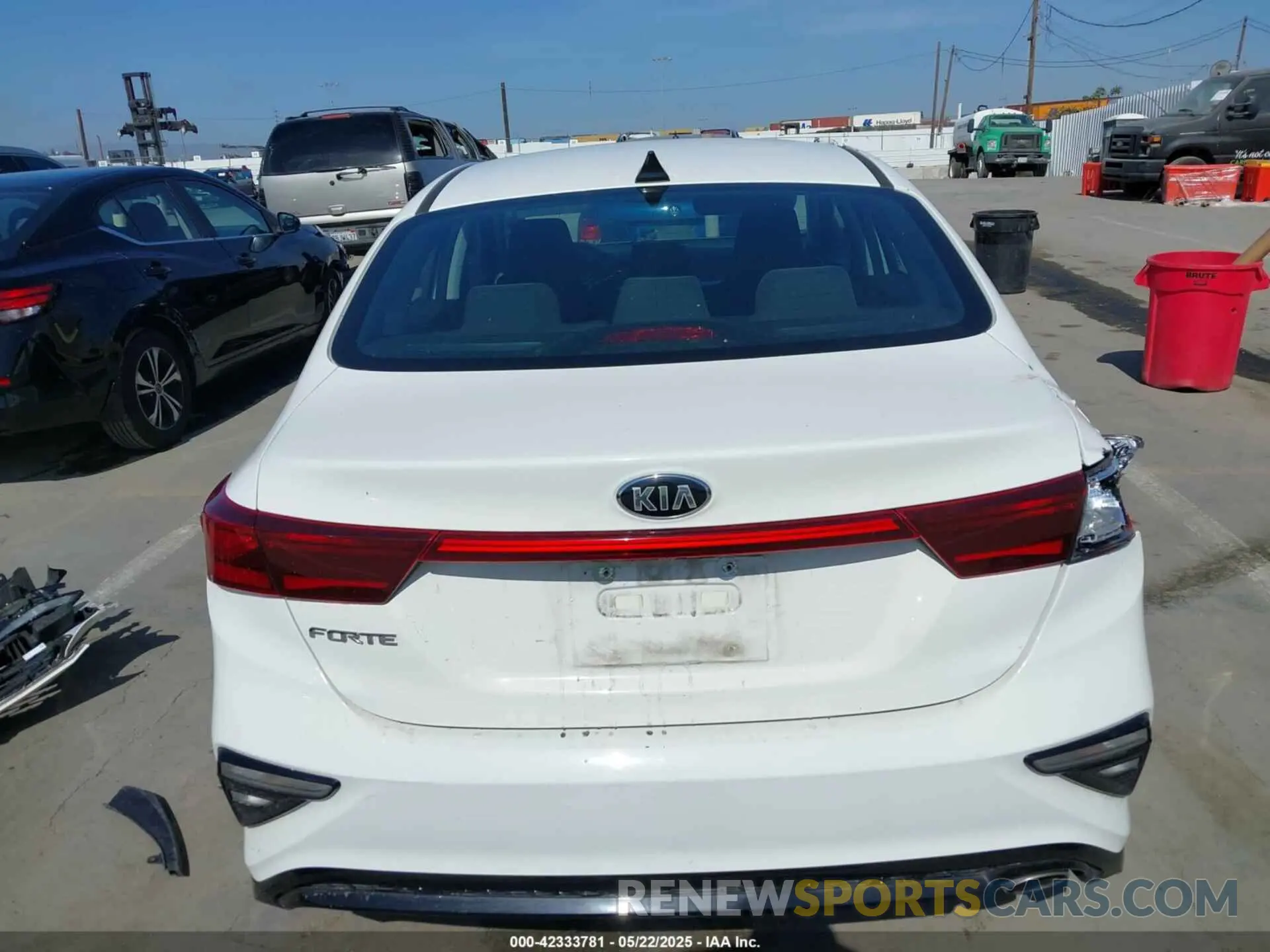 17 Photograph of a damaged car 3KPF24AD2LE228882 KIA FORTE 2020