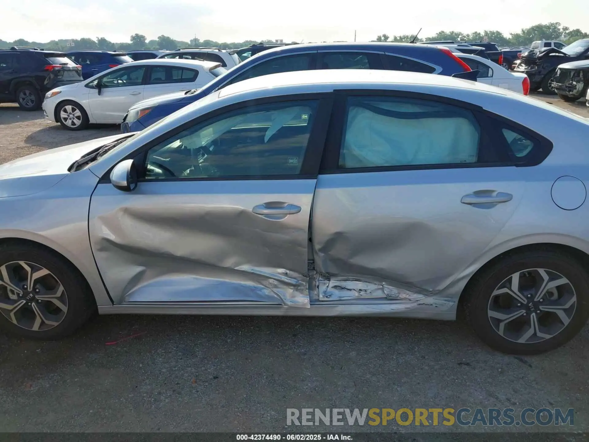 14 Photograph of a damaged car 3KPF24AD3LE212819 KIA FORTE 2020