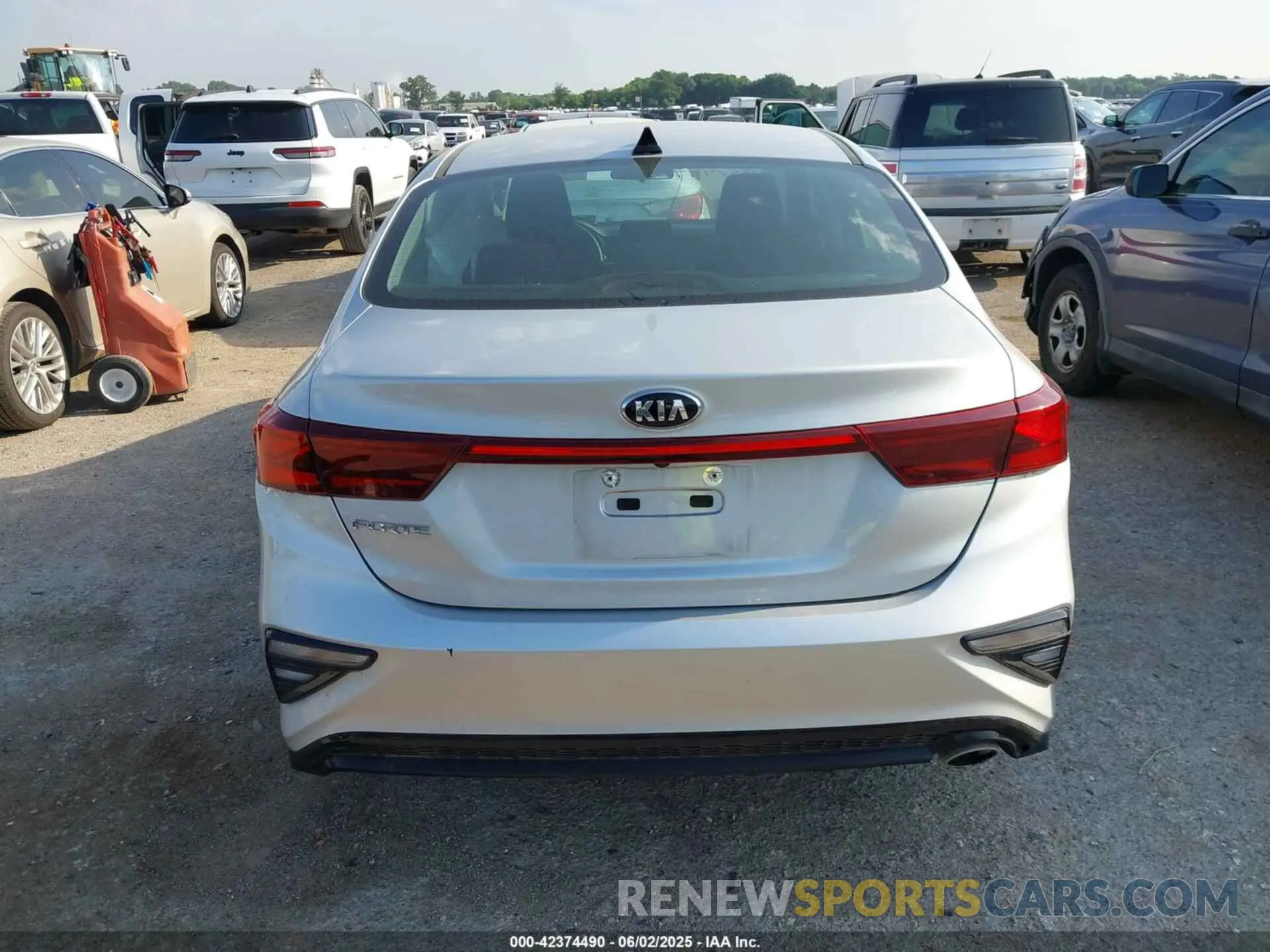 16 Photograph of a damaged car 3KPF24AD3LE212819 KIA FORTE 2020