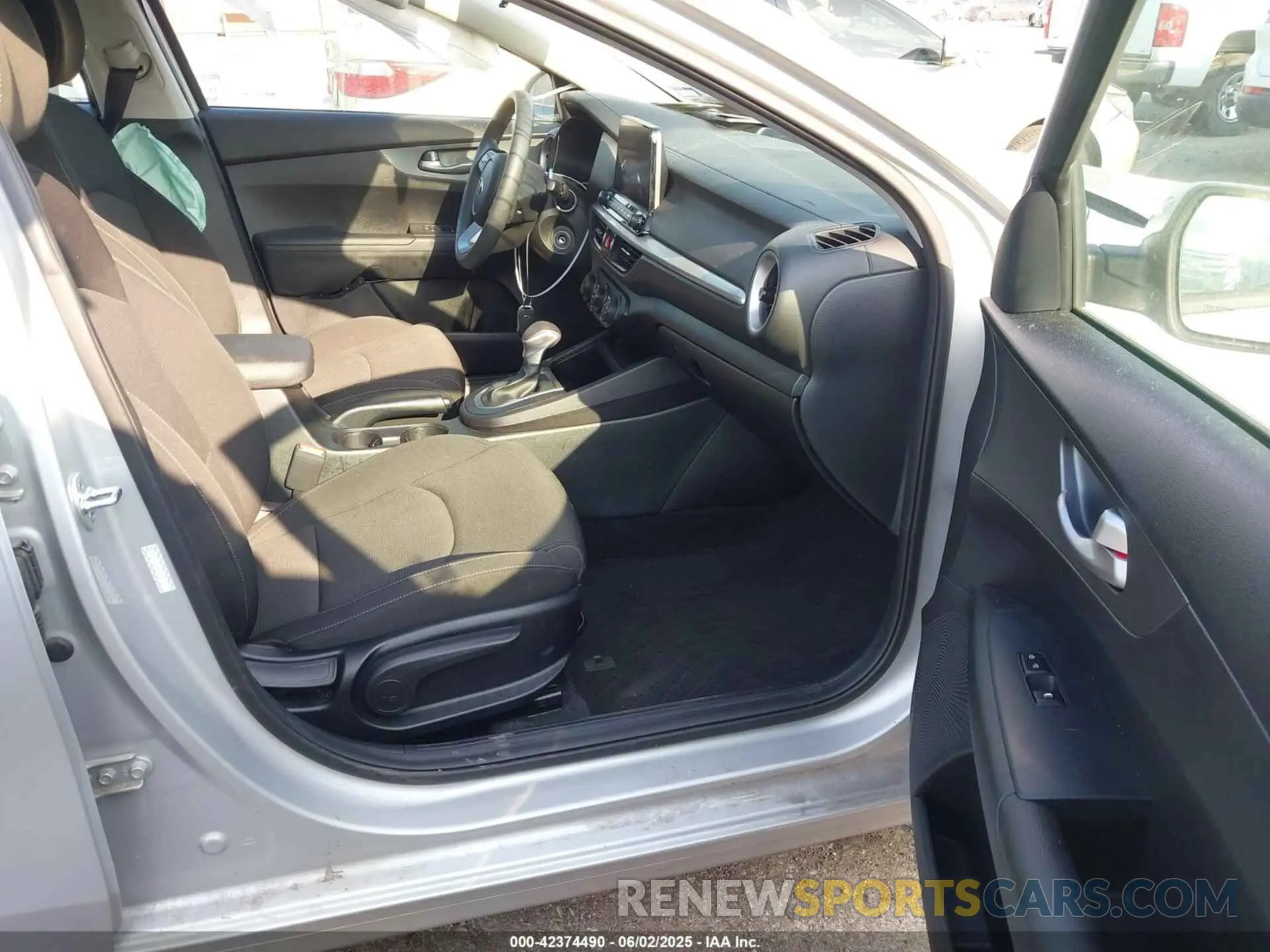 5 Photograph of a damaged car 3KPF24AD3LE212819 KIA FORTE 2020