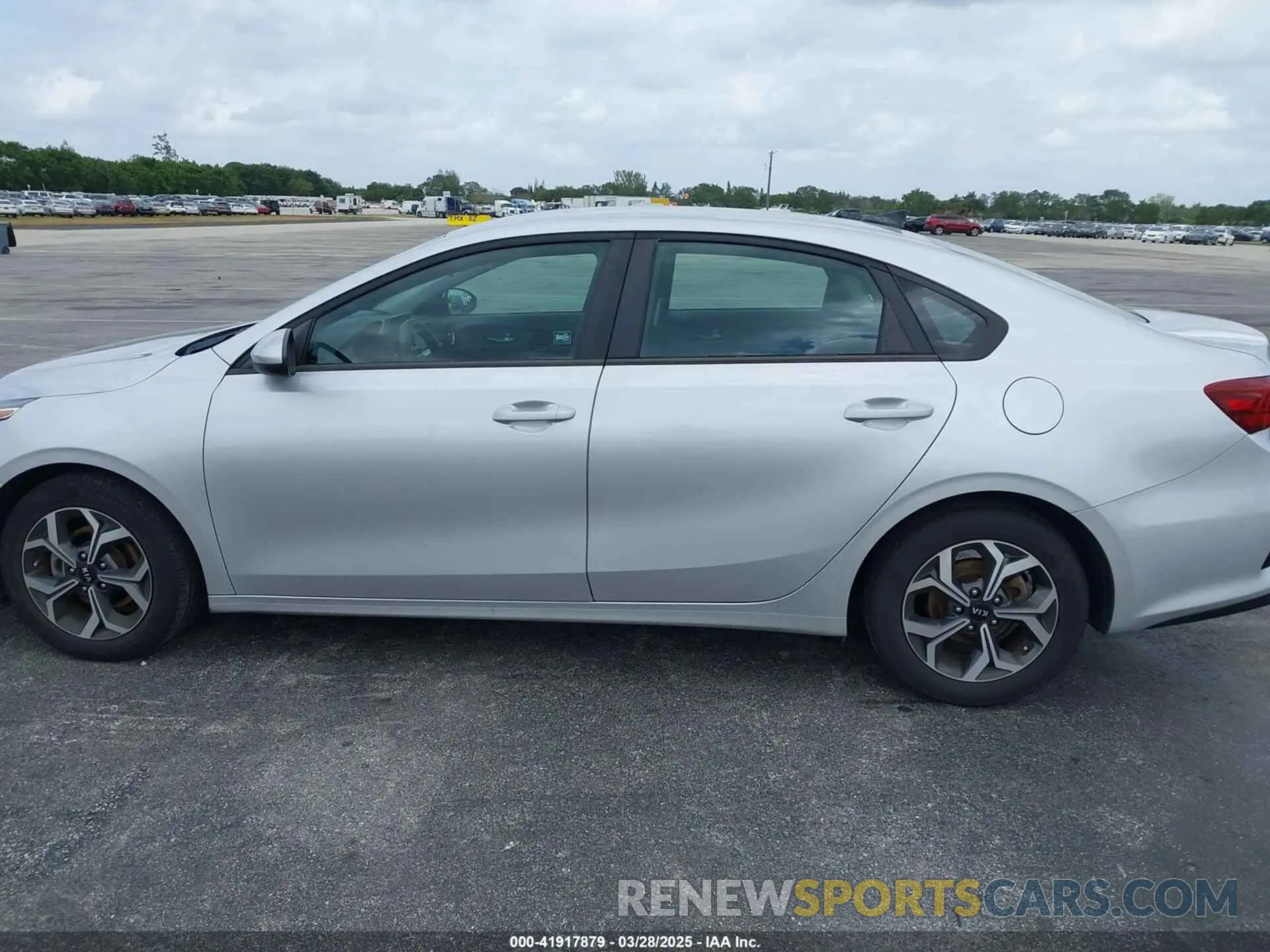 14 Photograph of a damaged car 3KPF24AD3LE213260 KIA FORTE 2020
