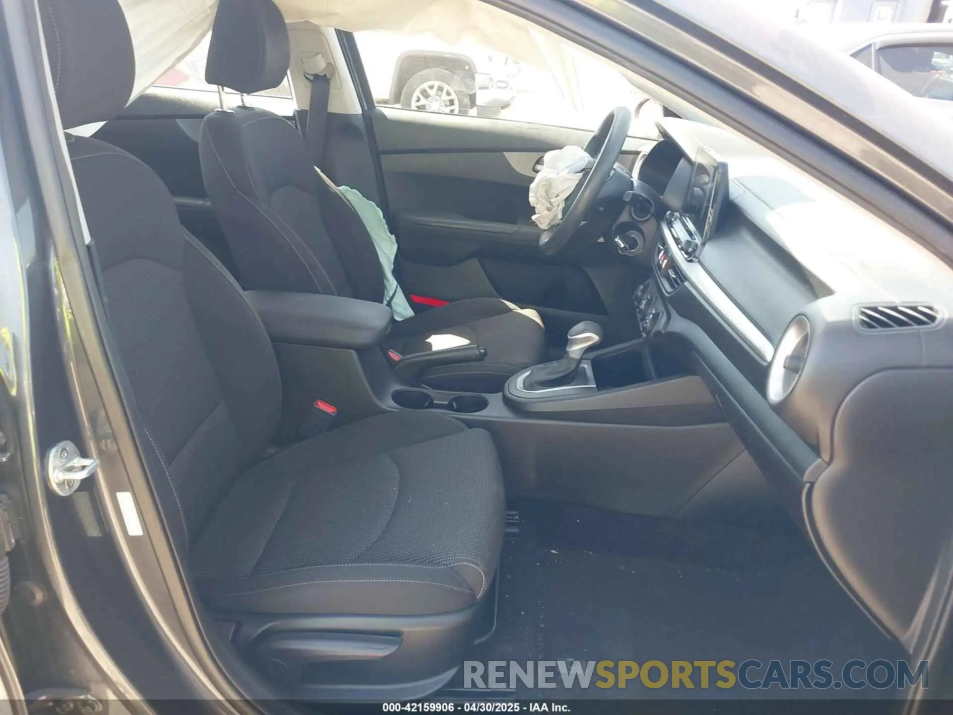 5 Photograph of a damaged car 3KPF24AD3LE216854 KIA FORTE 2020