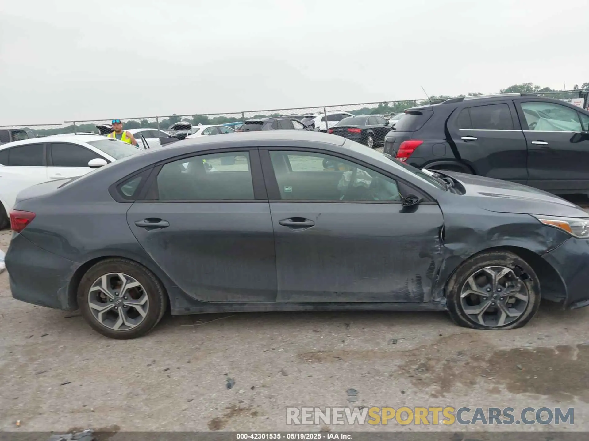 13 Photograph of a damaged car 3KPF24AD3LE252320 KIA FORTE 2020