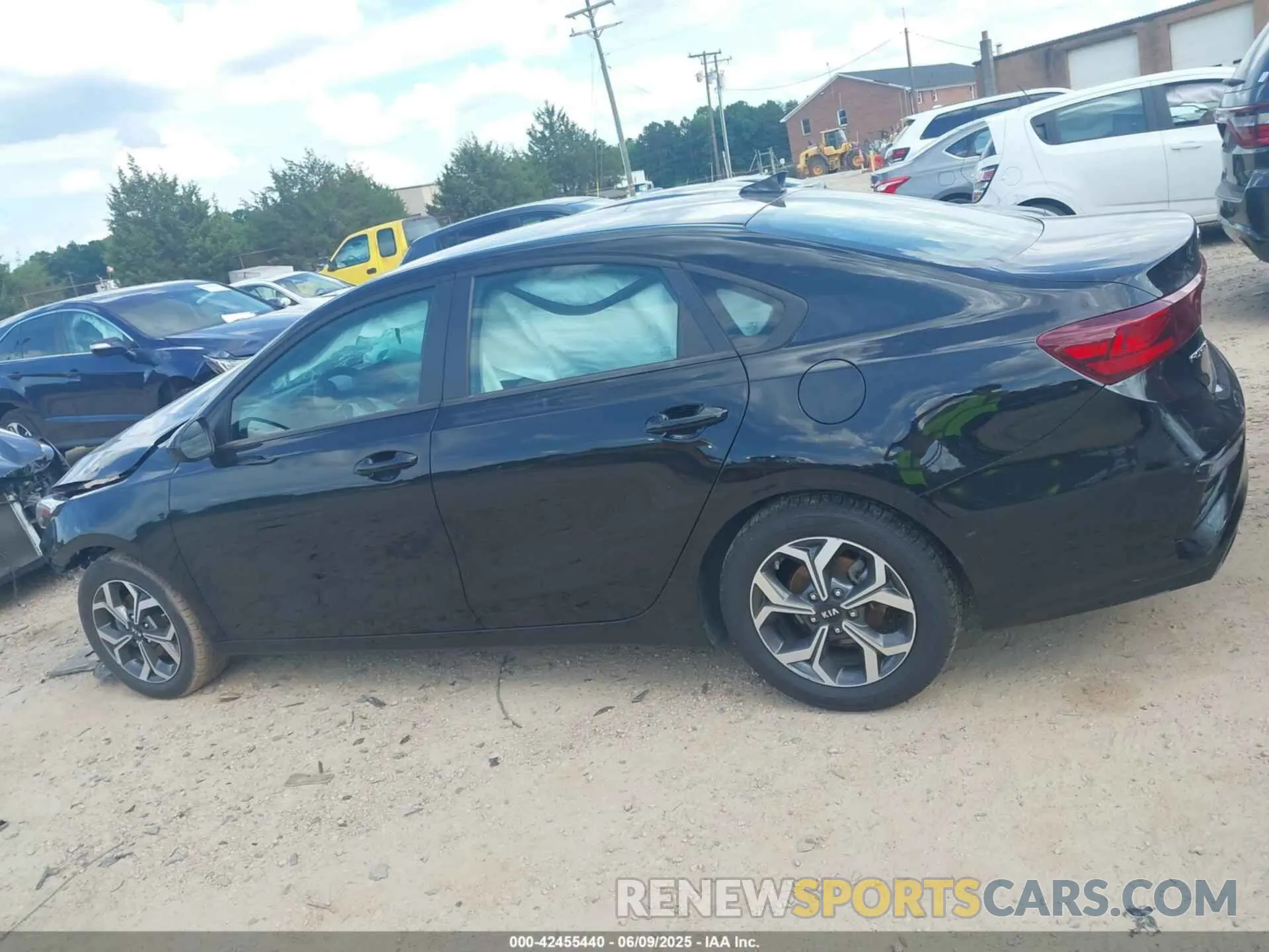 14 Photograph of a damaged car 3KPF24AD4LE175702 KIA FORTE 2020